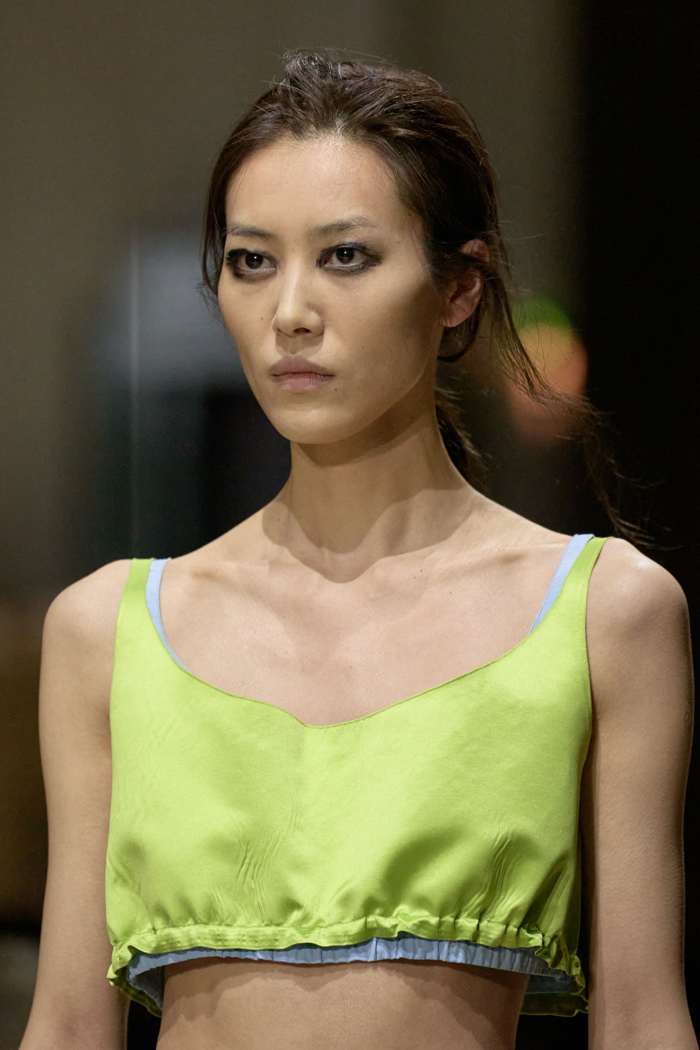 Небрежность во всем и жидкие драгметаллы: Неделя моды осень-зима 2026 в макро- и микротрендах (фото 36)