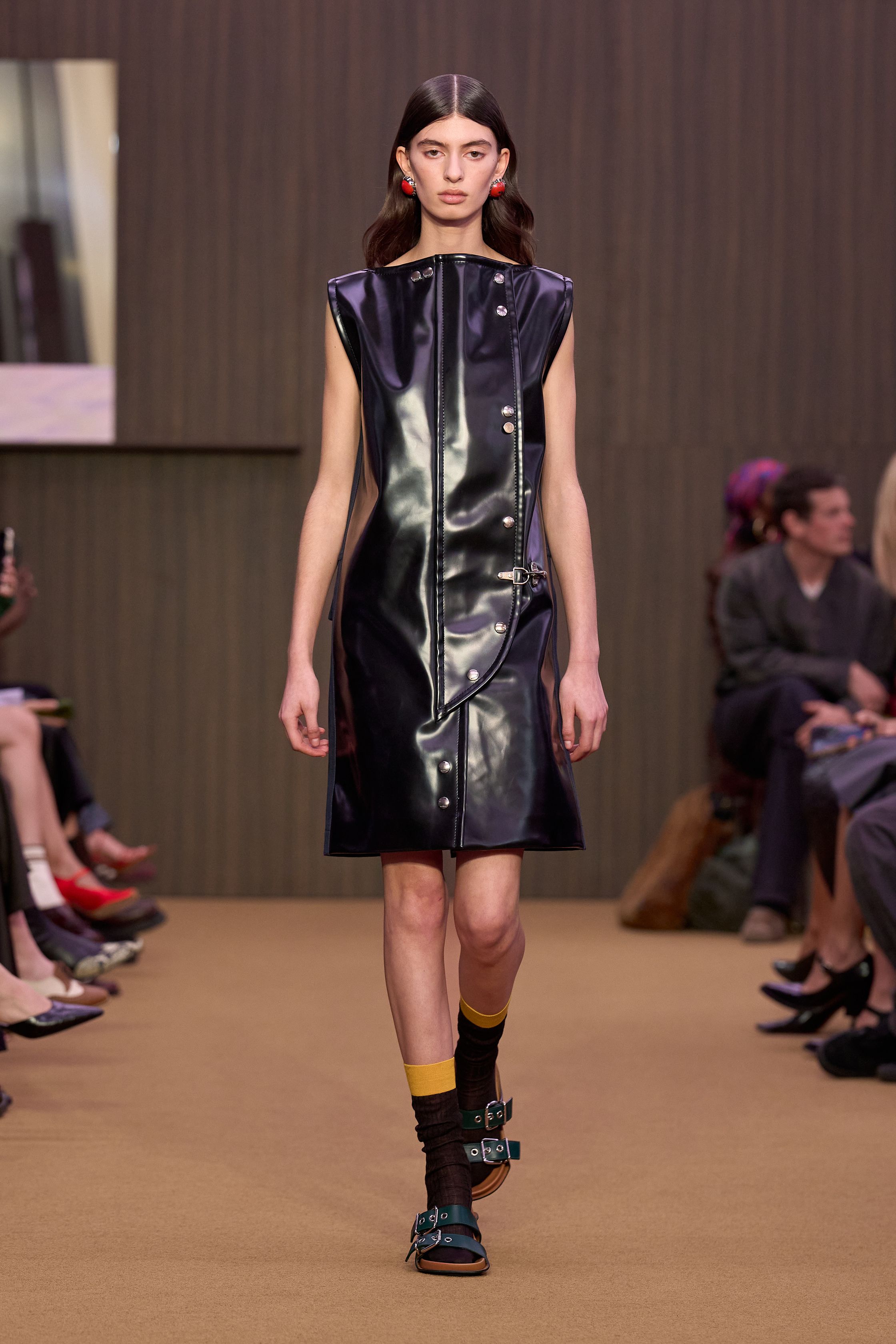 Небрежность во всем и жидкие драгметаллы: Неделя моды осень-зима 2026 в макро- и микротрендах (фото 44)