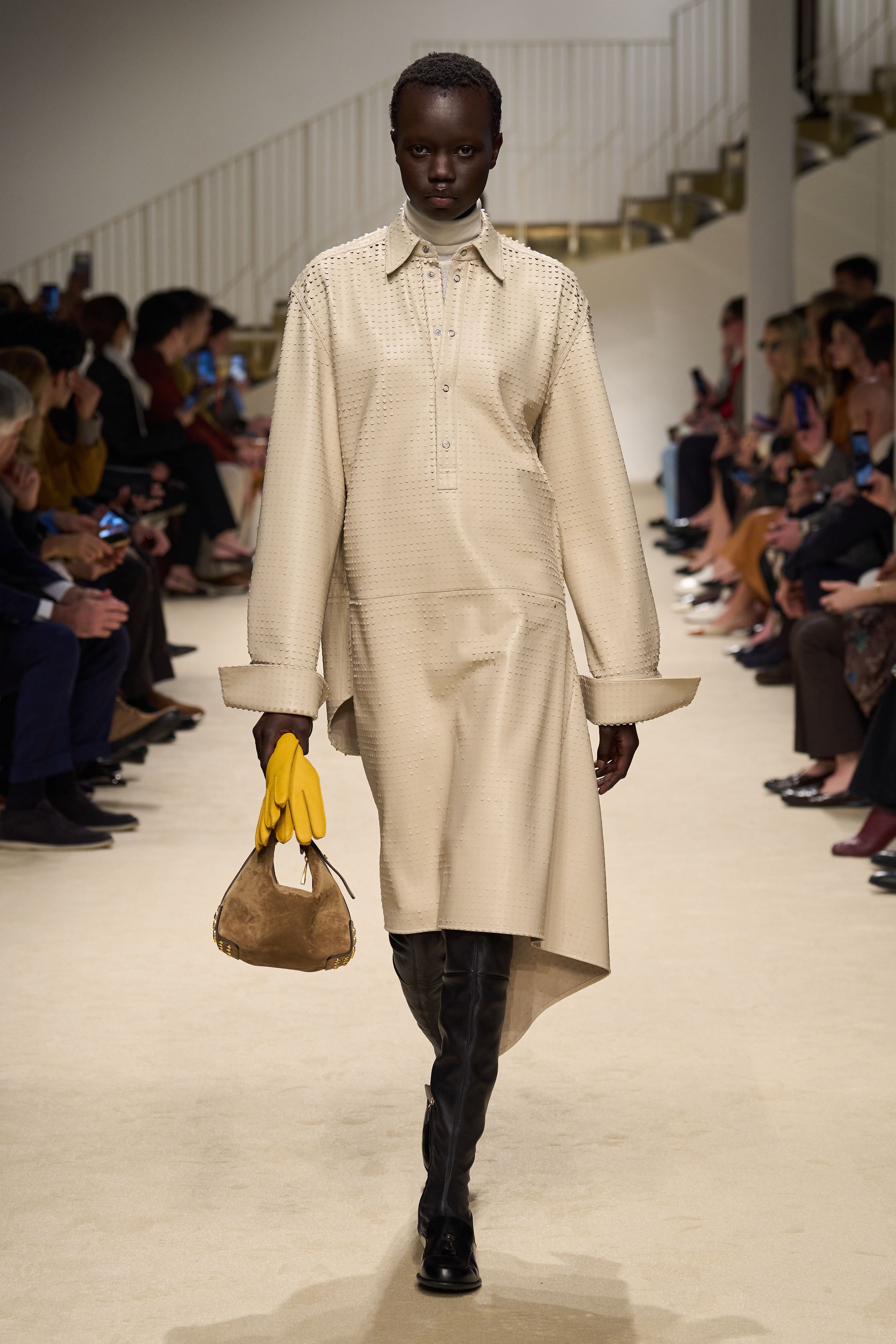 Небрежность во всем и жидкие драгметаллы: Неделя моды осень-зима 2026 в макро- и микротрендах (фото 41)