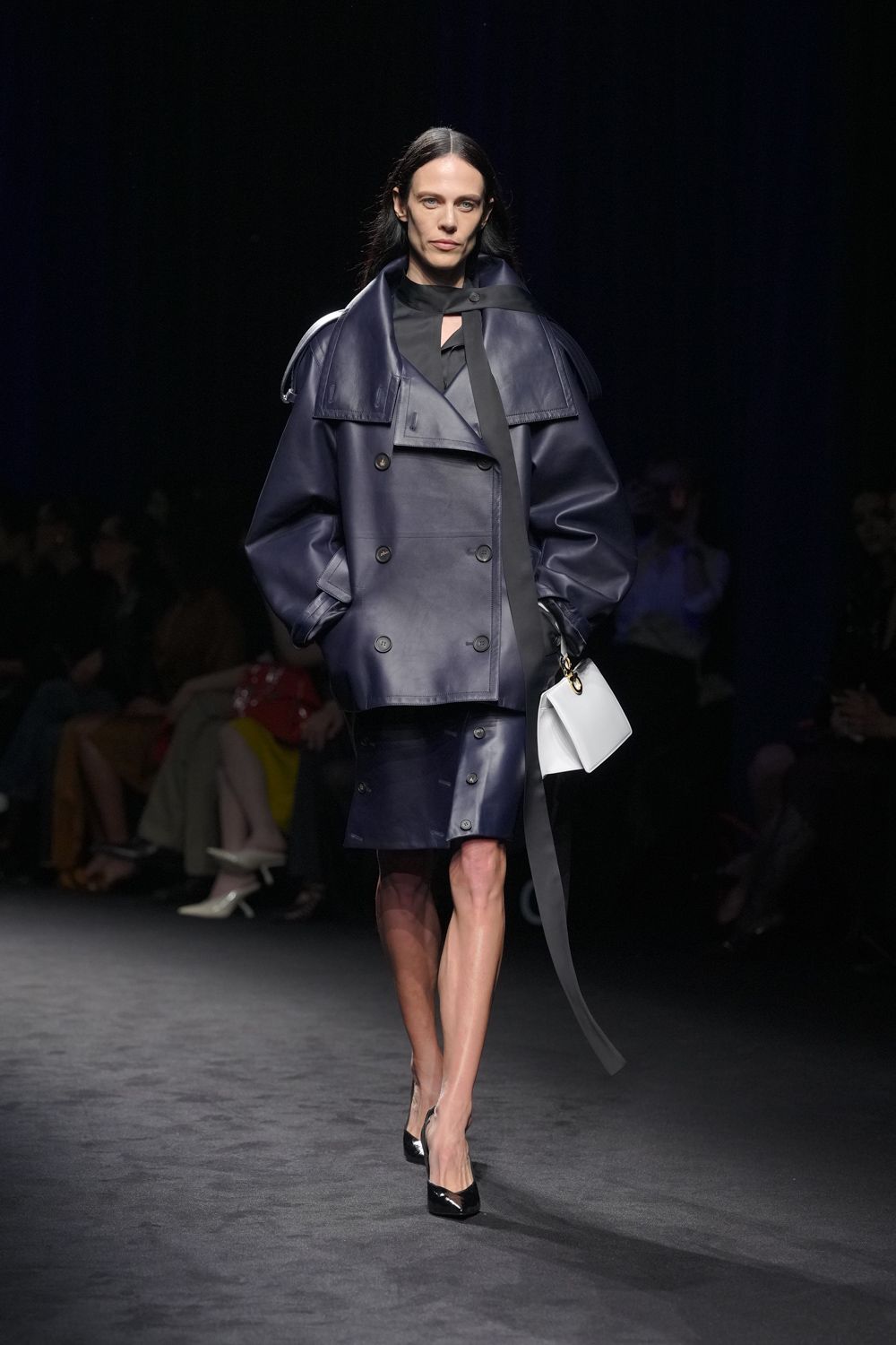 Небрежность во всем и жидкие драгметаллы: Неделя моды осень-зима 2026 в макро- и микротрендах (фото 39)