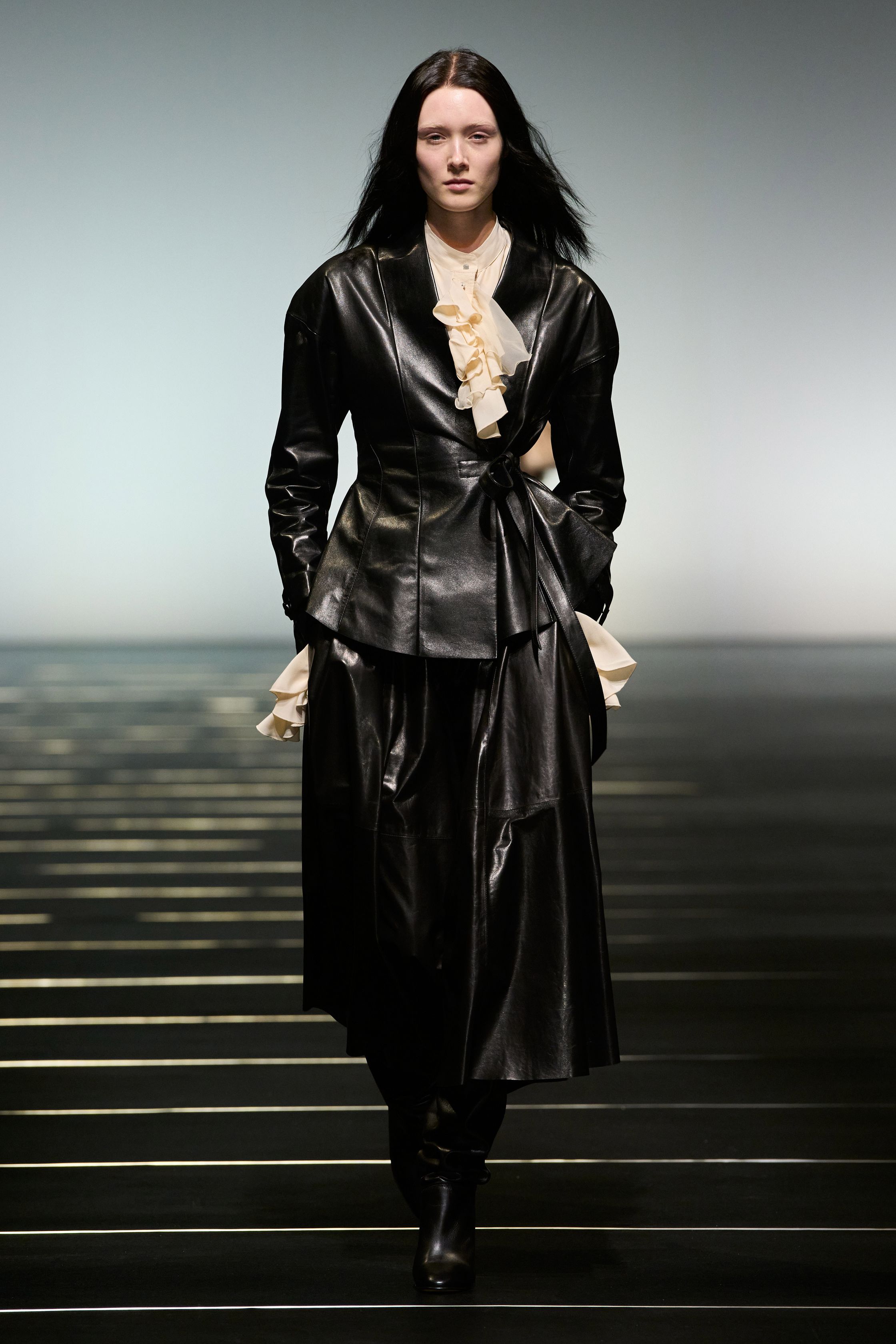 Небрежность во всем и жидкие драгметаллы: Неделя моды осень-зима 2026 в макро- и микротрендах (фото 40)