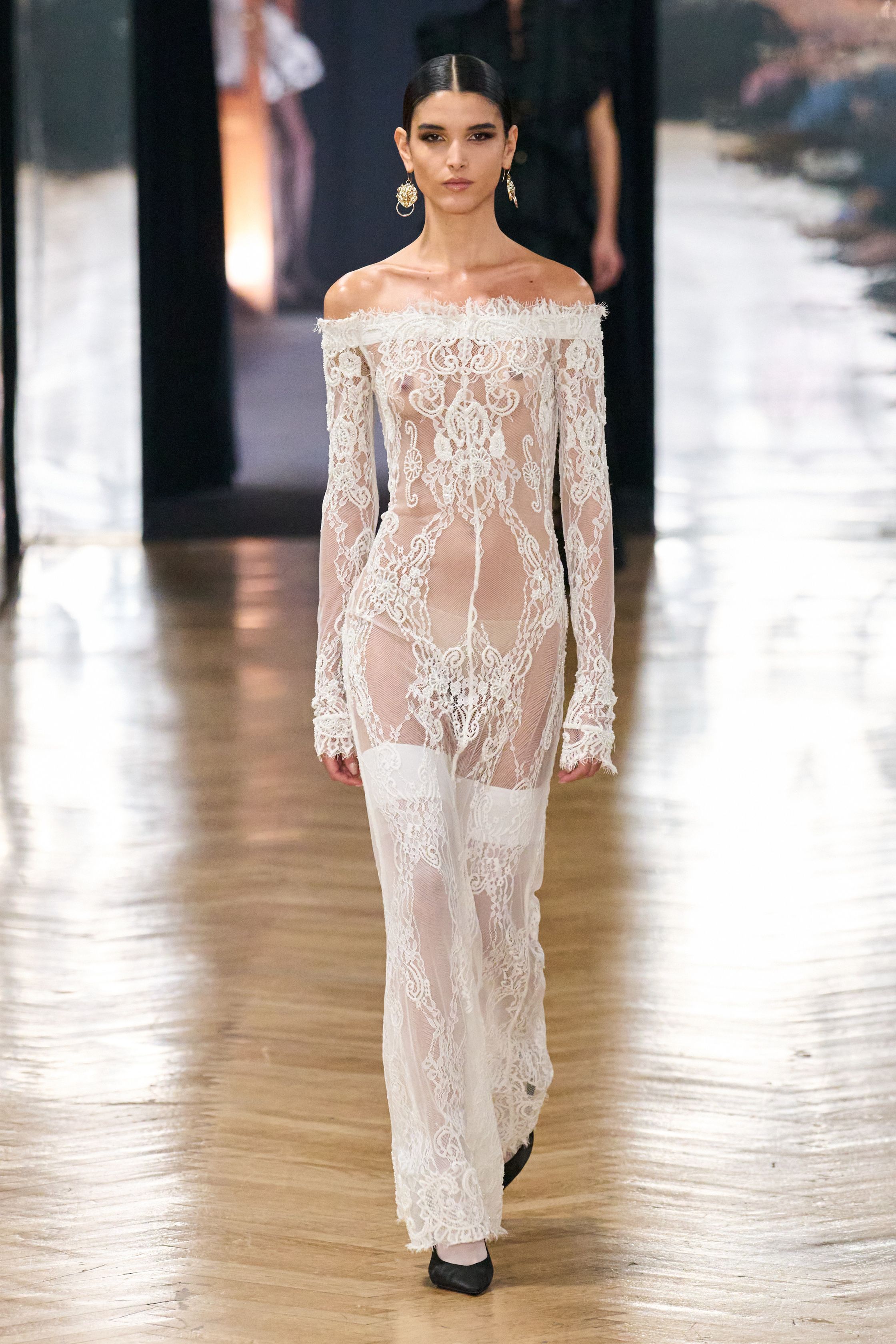 Небрежность во всем и жидкие драгметаллы: Неделя моды осень-зима 2026 в макро- и микротрендах (фото 48)