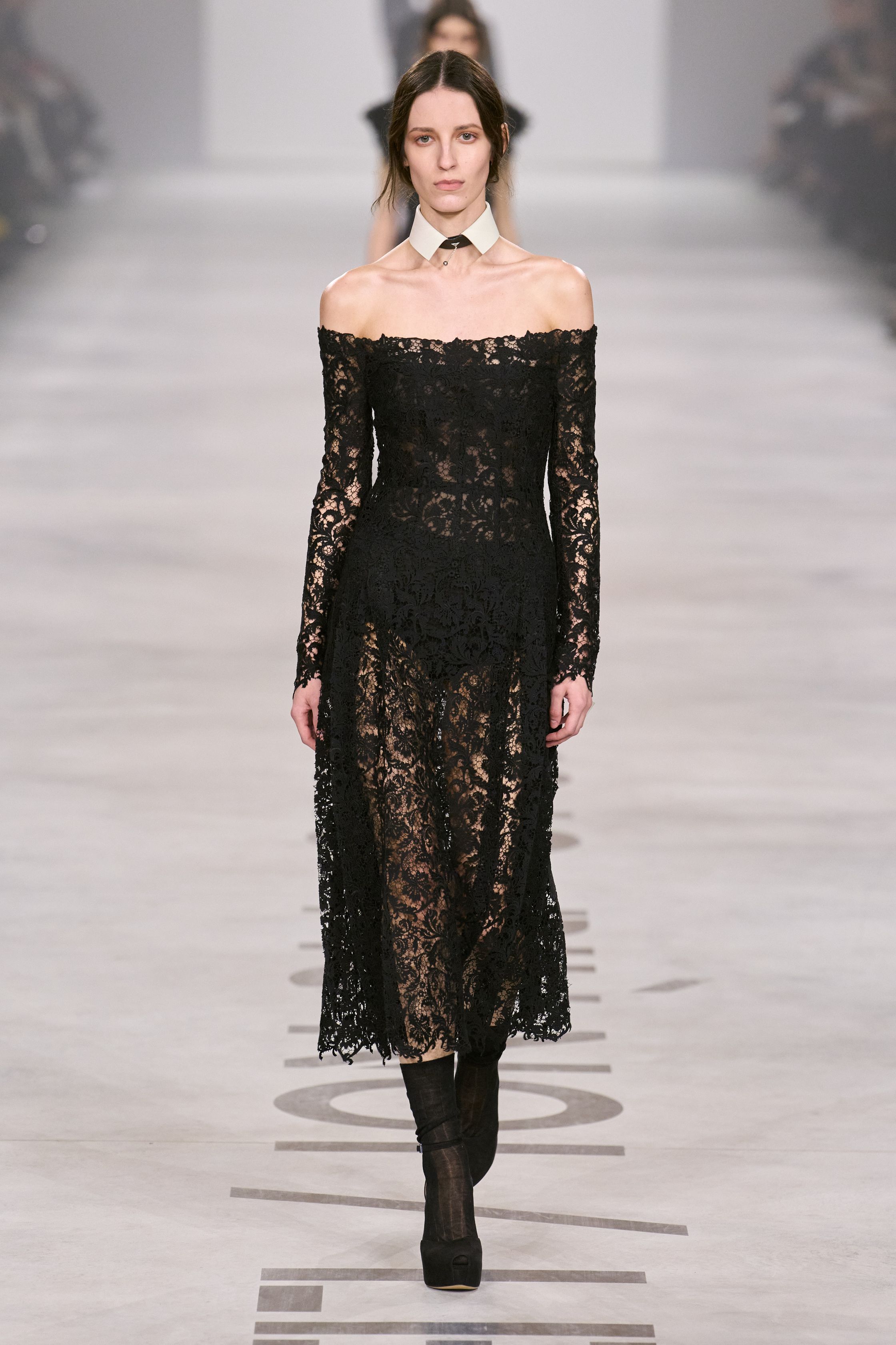 Небрежность во всем и жидкие драгметаллы: Неделя моды осень-зима 2026 в макро- и микротрендах (фото 47)