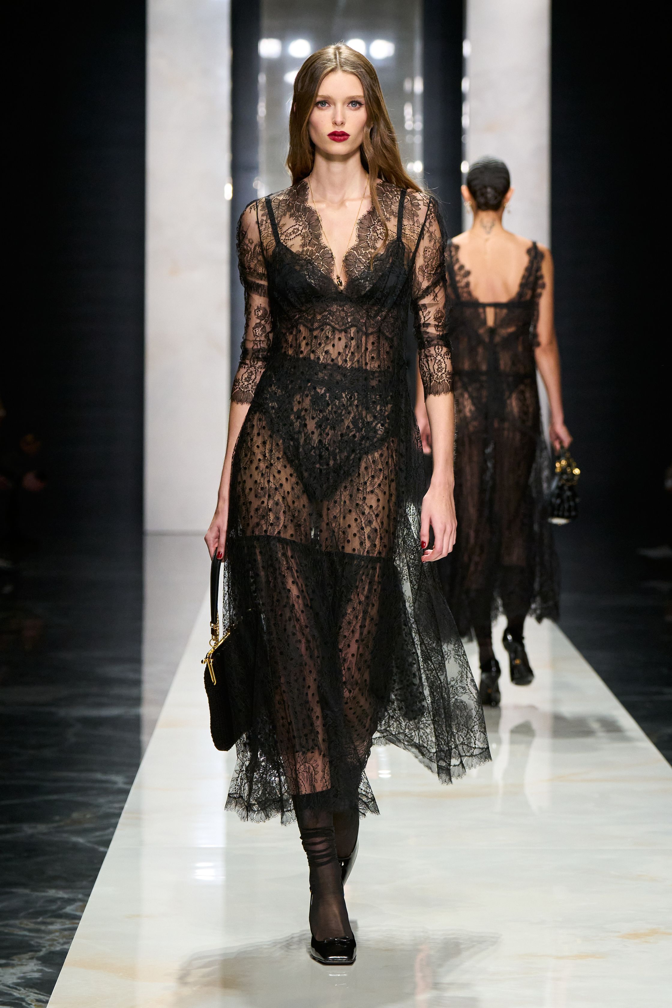 Небрежность во всем и жидкие драгметаллы: Неделя моды осень-зима 2026 в макро- и микротрендах (фото 45)