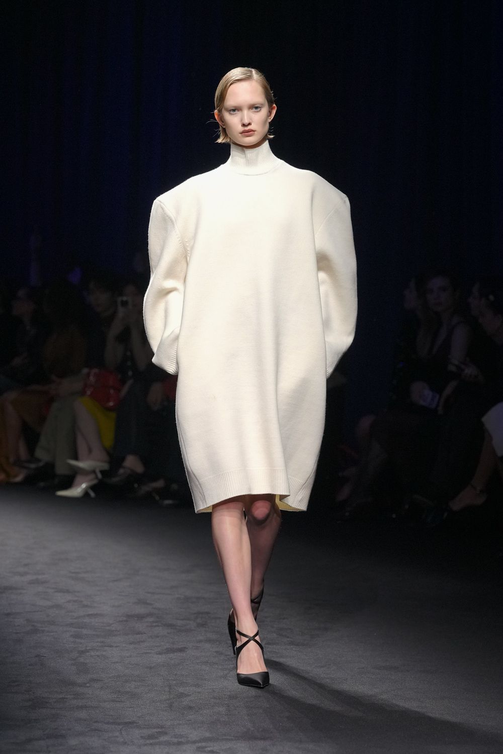 Небрежность во всем и жидкие драгметаллы: Неделя моды осень-зима 2026 в макро- и микротрендах (фото 49)