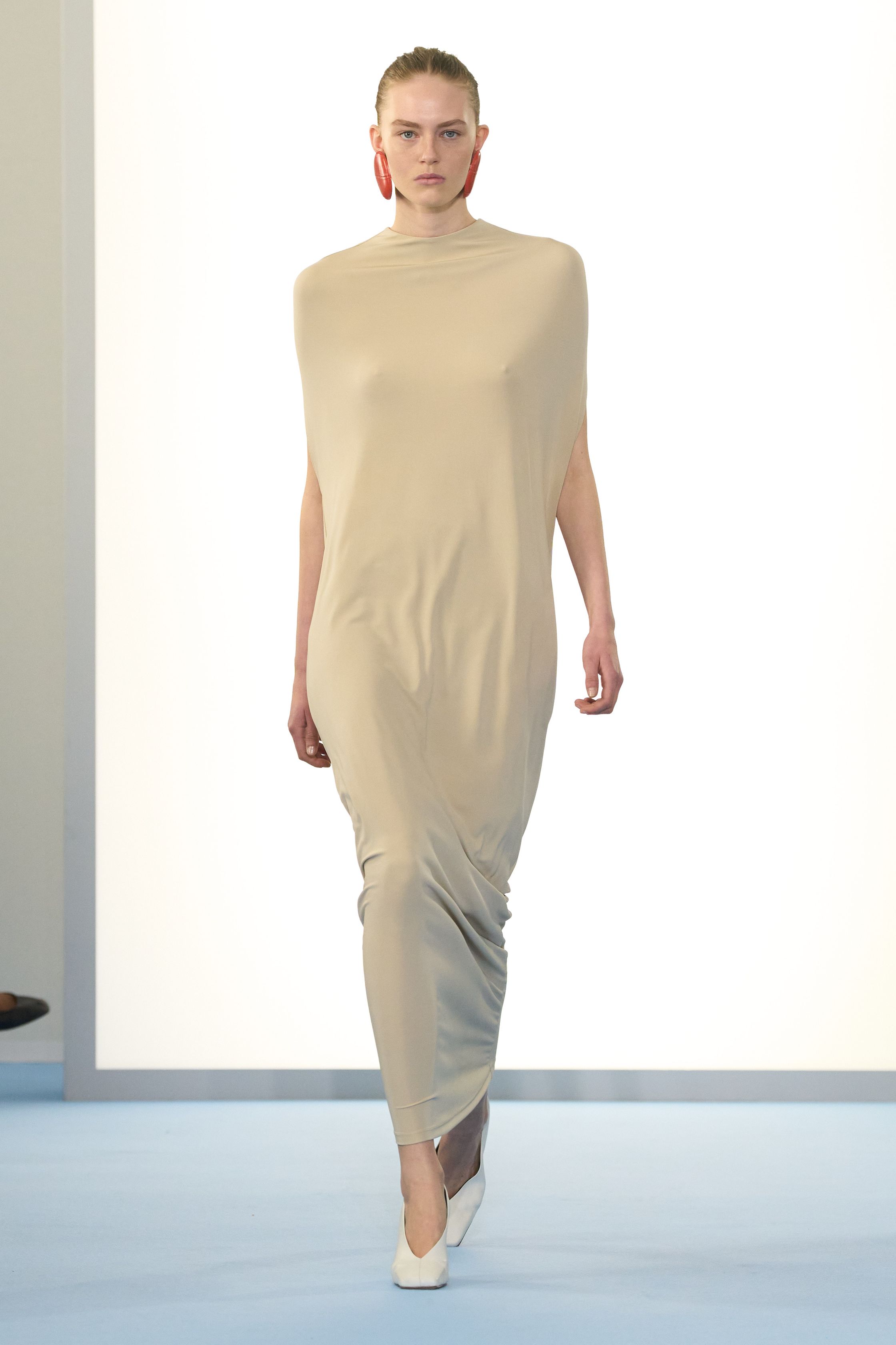 Небрежность во всем и жидкие драгметаллы: Неделя моды осень-зима 2026 в макро- и микротрендах (фото 51)