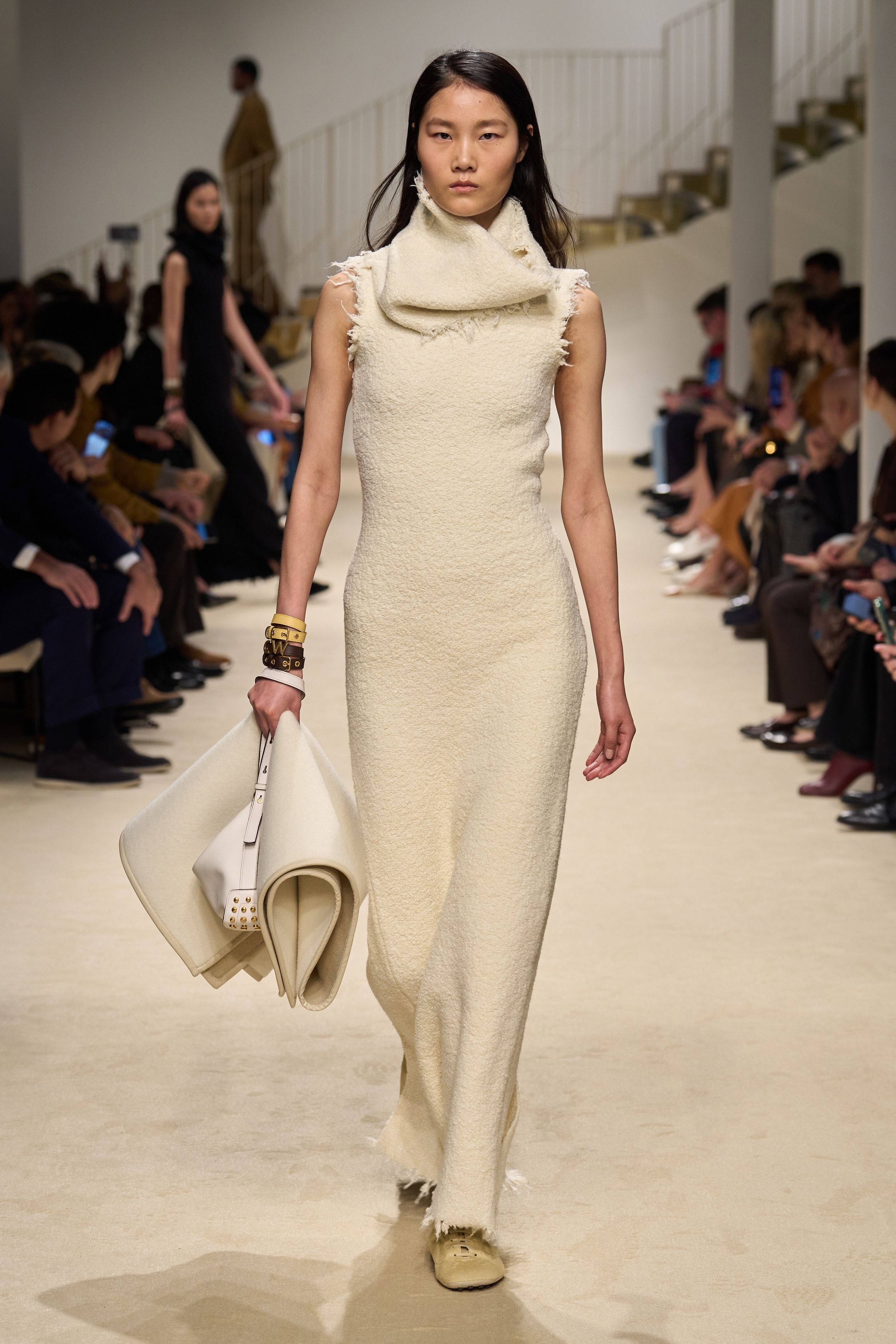 Небрежность во всем и жидкие драгметаллы: Неделя моды осень-зима 2026 в макро- и микротрендах (фото 52)