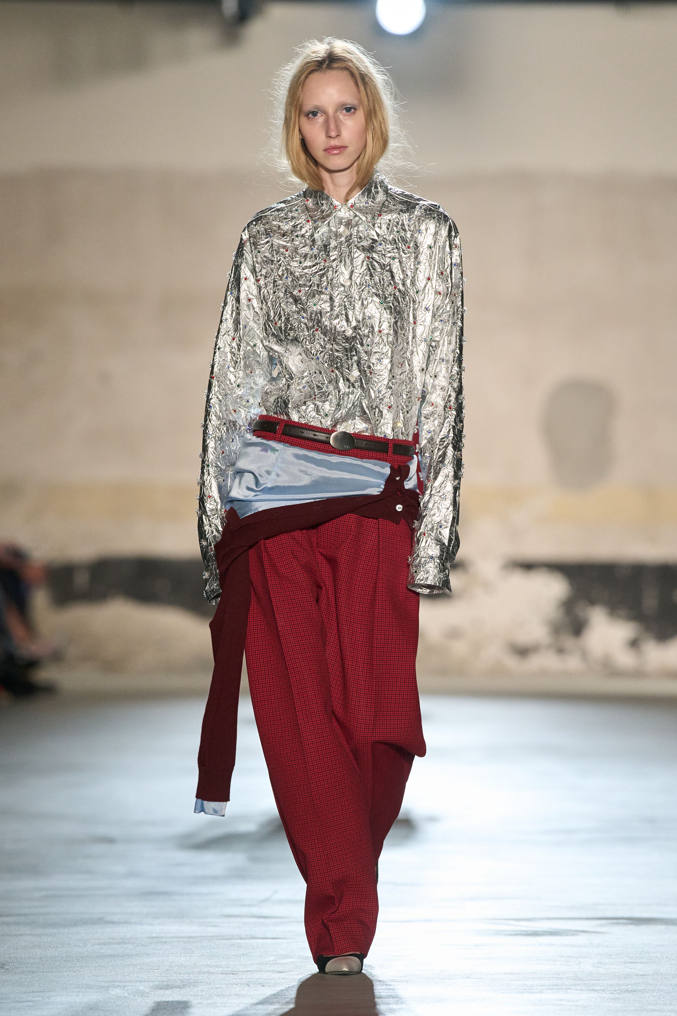 Небрежность во всем и жидкие драгметаллы: Неделя моды осень-зима 2026 в макро- и микротрендах (фото 57)