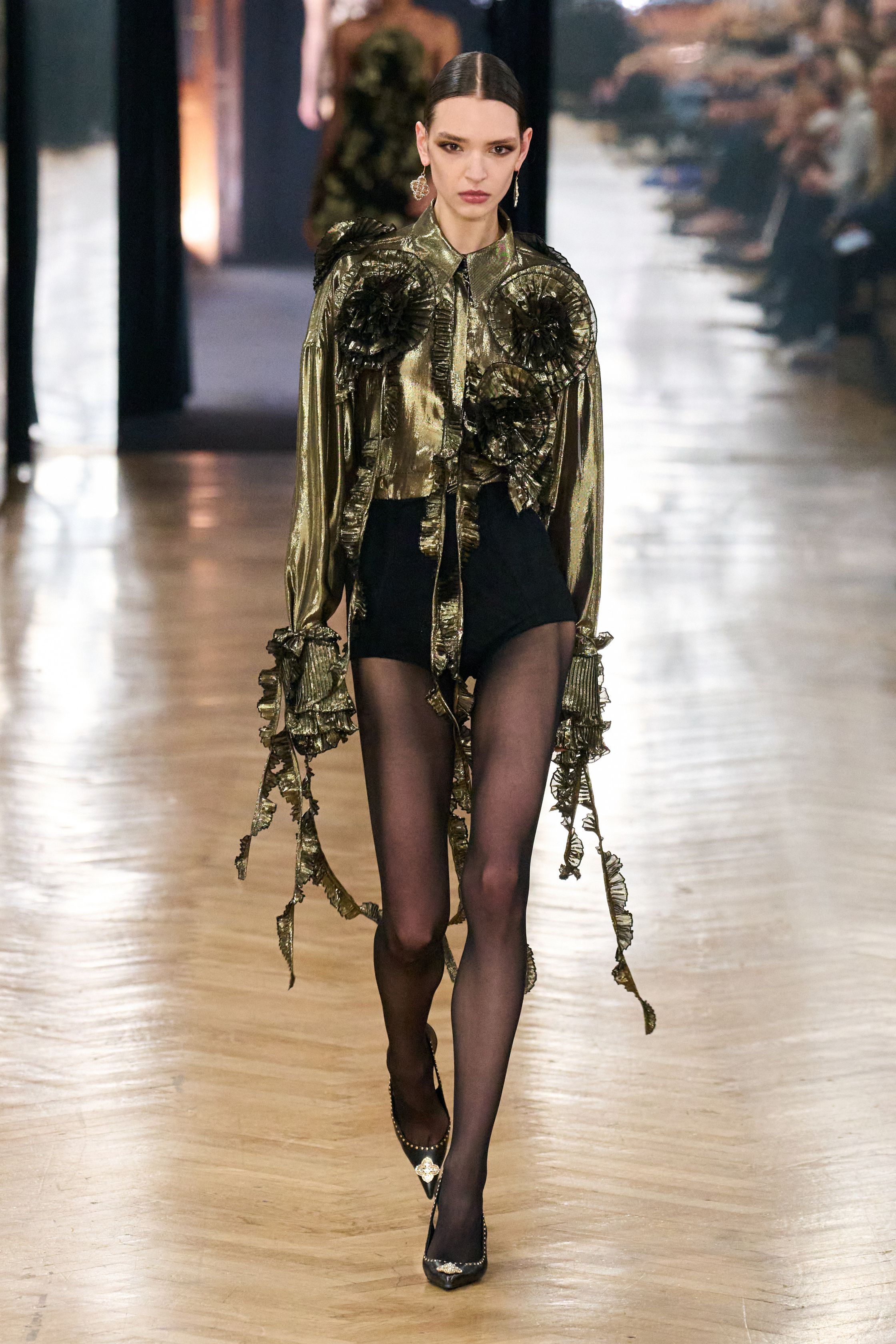 Небрежность во всем и жидкие драгметаллы: Неделя моды осень-зима 2026 в макро- и микротрендах (фото 55)