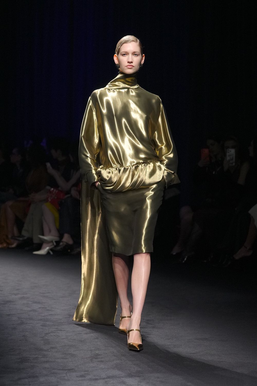 Небрежность во всем и жидкие драгметаллы: Неделя моды осень-зима 2026 в макро- и микротрендах (фото 54)