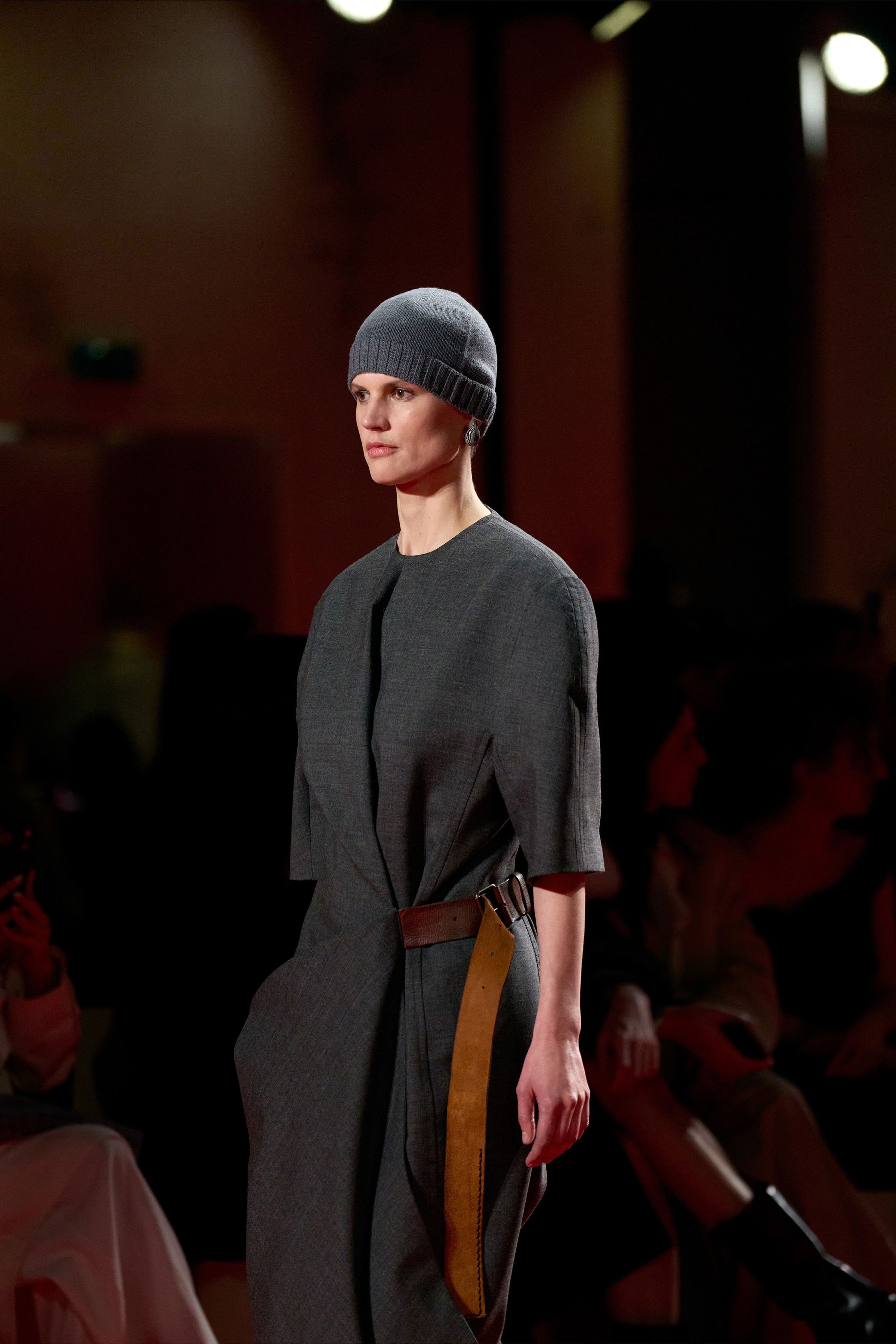 Небрежность во всем и жидкие драгметаллы: Неделя моды осень-зима 2026 в макро- и микротрендах (фото 59)