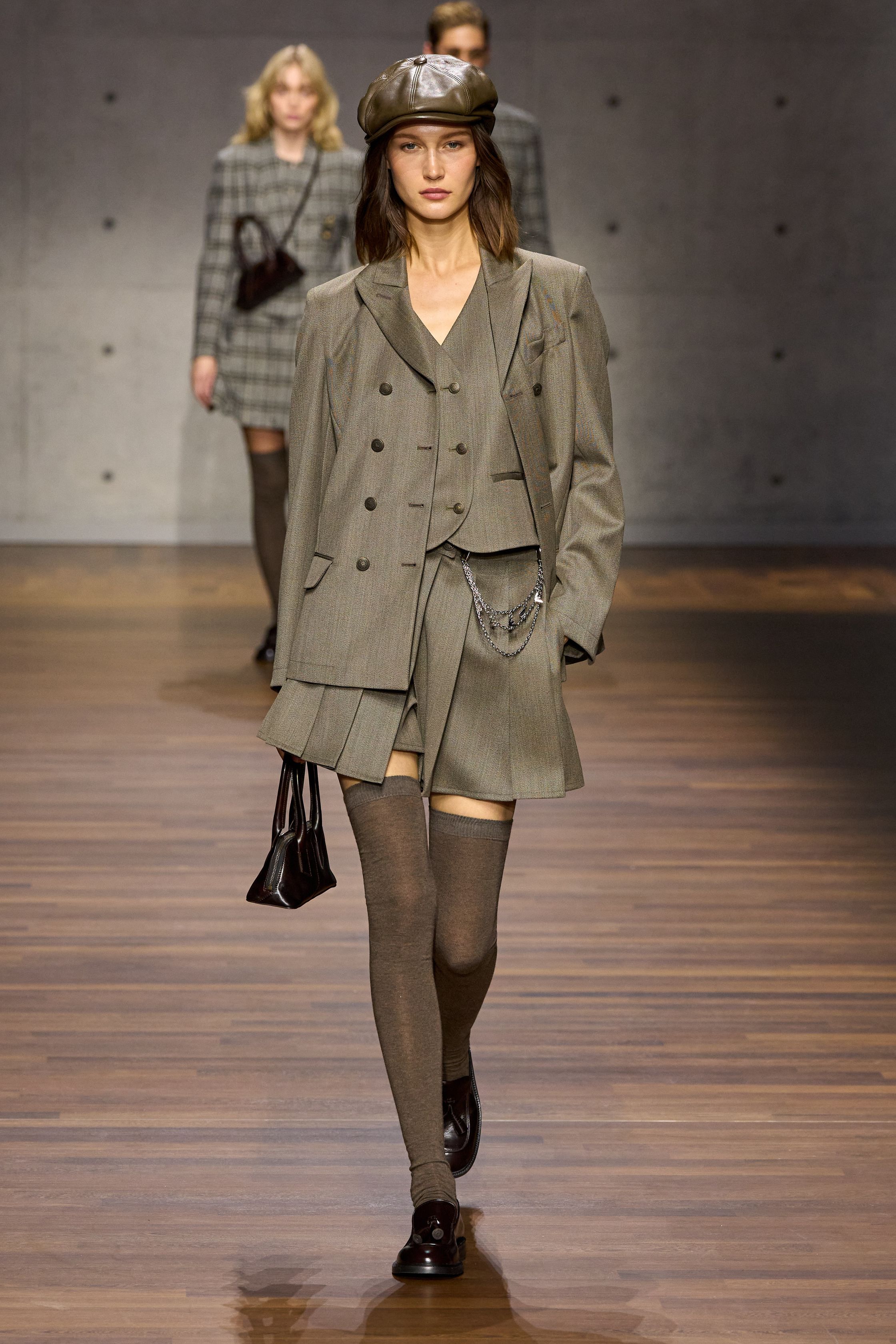 Небрежность во всем и жидкие драгметаллы: Неделя моды осень-зима 2026 в макро- и микротрендах (фото 64)