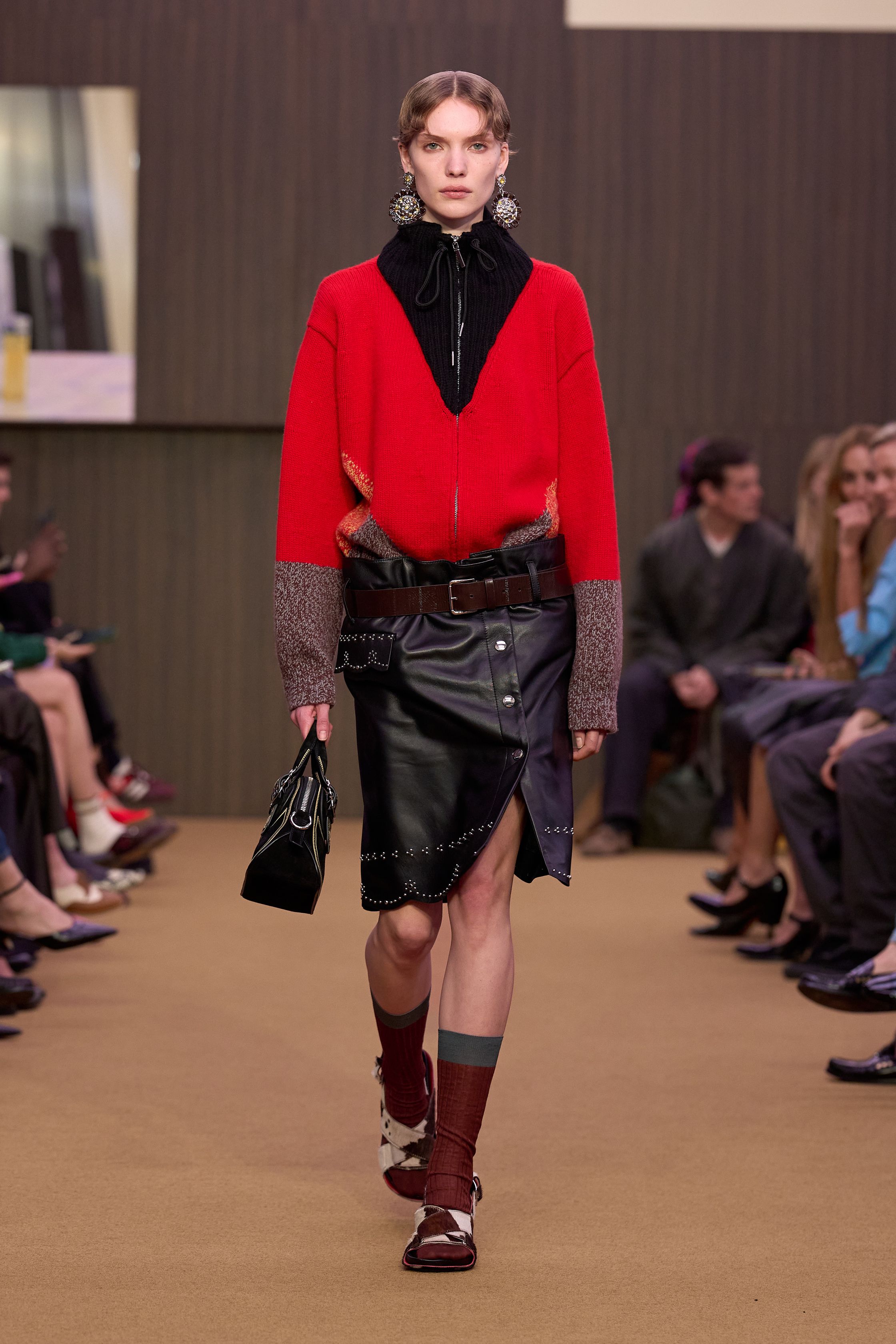 Небрежность во всем и жидкие драгметаллы: Неделя моды осень-зима 2026 в макро- и микротрендах (фото 67)