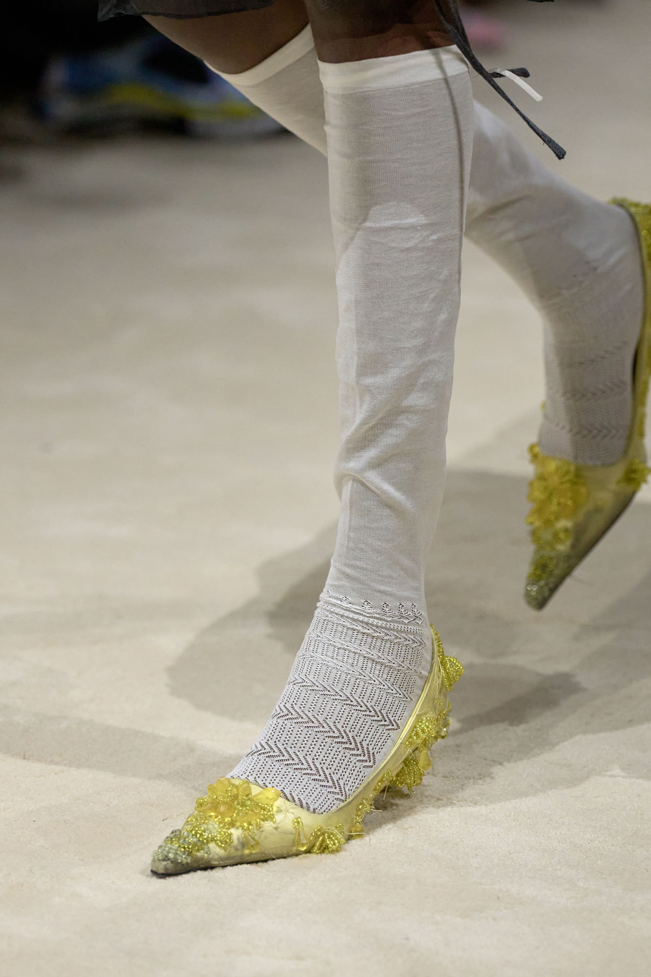 Небрежность во всем и жидкие драгметаллы: Неделя моды осень-зима 2026 в макро- и микротрендах (фото 66)