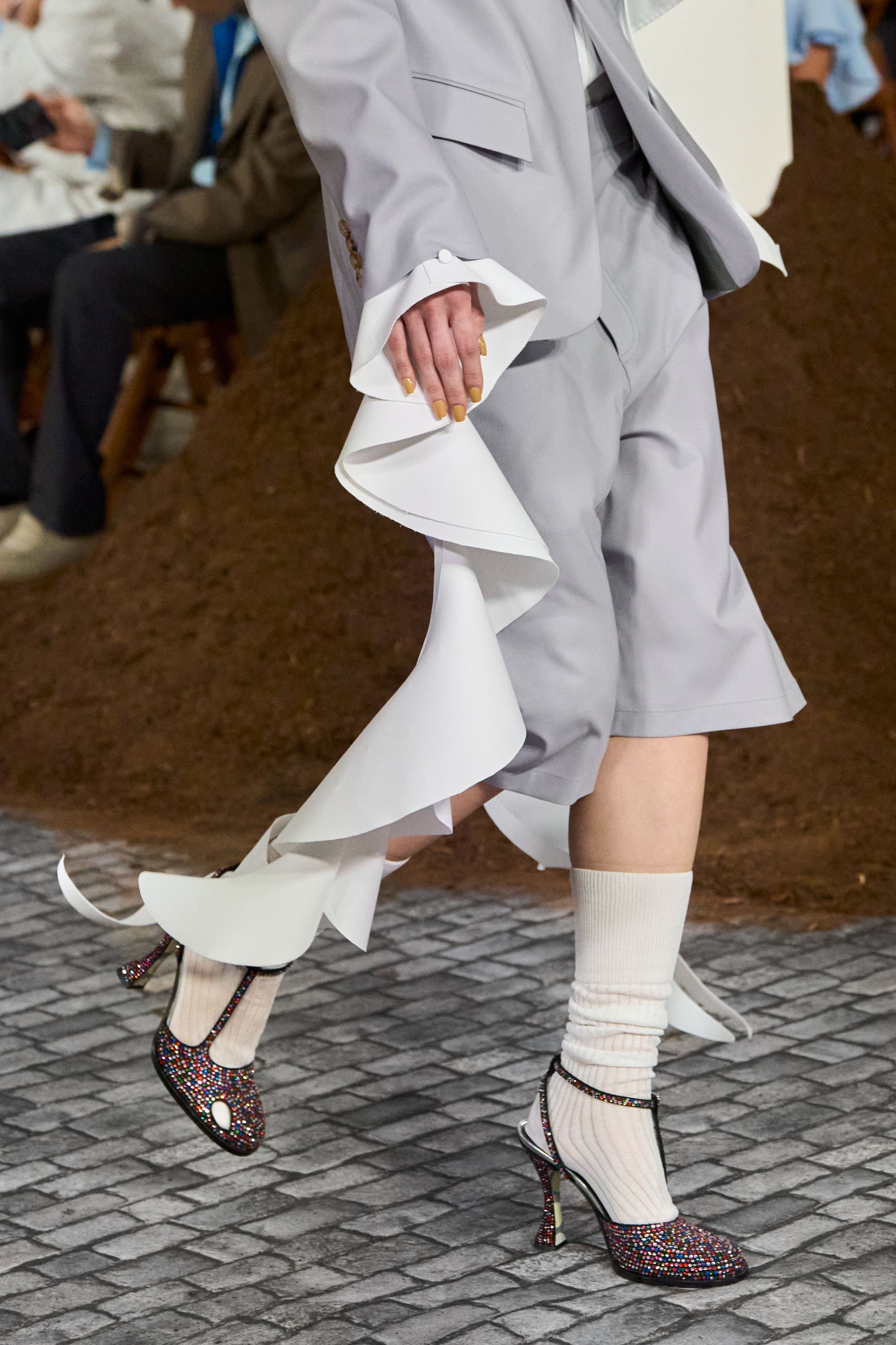 Небрежность во всем и жидкие драгметаллы: Неделя моды осень-зима 2026 в макро- и микротрендах (фото 65)