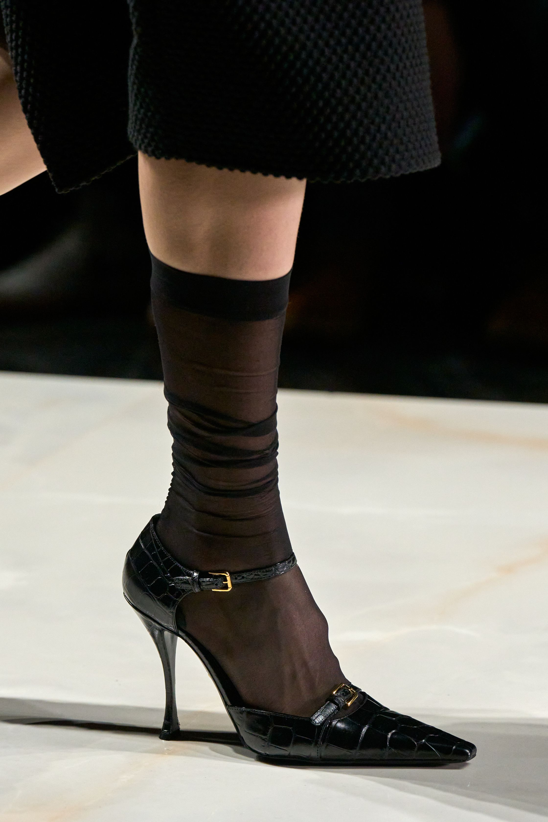 Небрежность во всем и жидкие драгметаллы: Неделя моды осень-зима 2026 в макро- и микротрендах (фото 63)