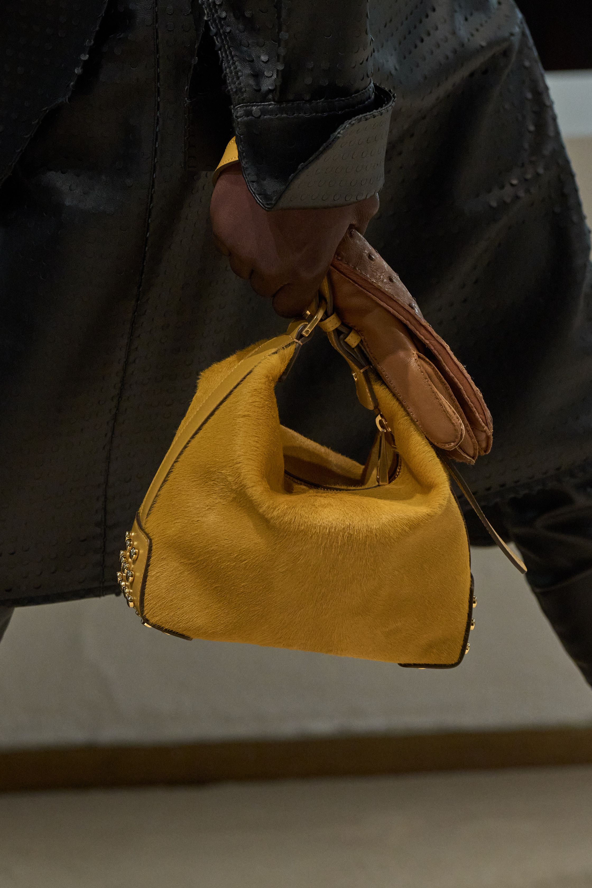 Небрежность во всем и жидкие драгметаллы: Неделя моды осень-зима 2026 в макро- и микротрендах (фото 71)