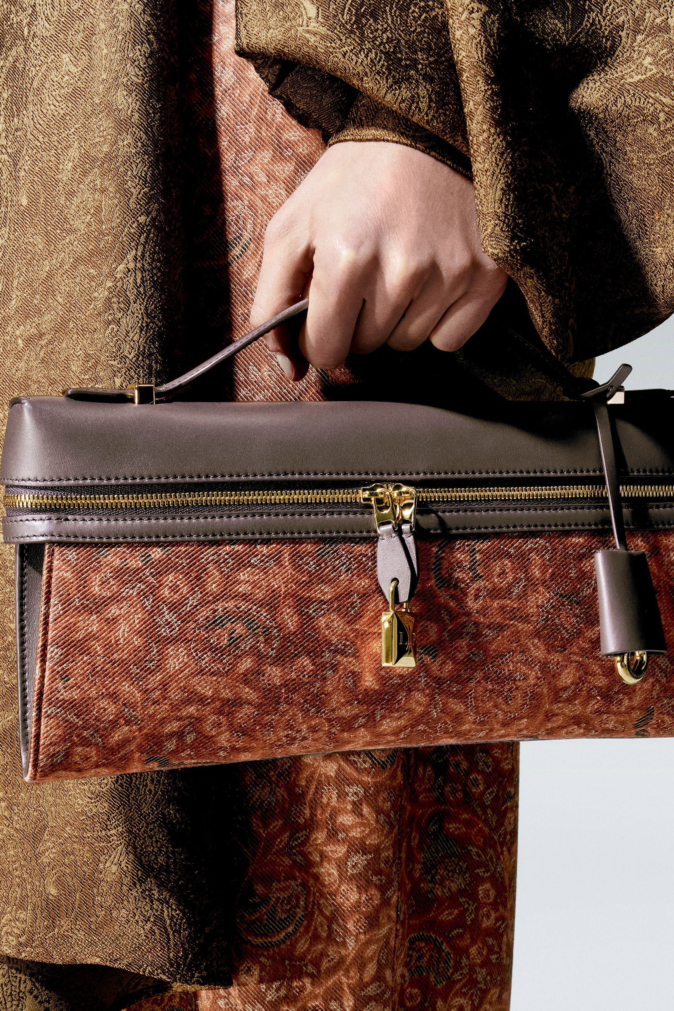 Небрежность во всем и жидкие драгметаллы: Неделя моды осень-зима 2026 в макро- и микротрендах (фото 73)