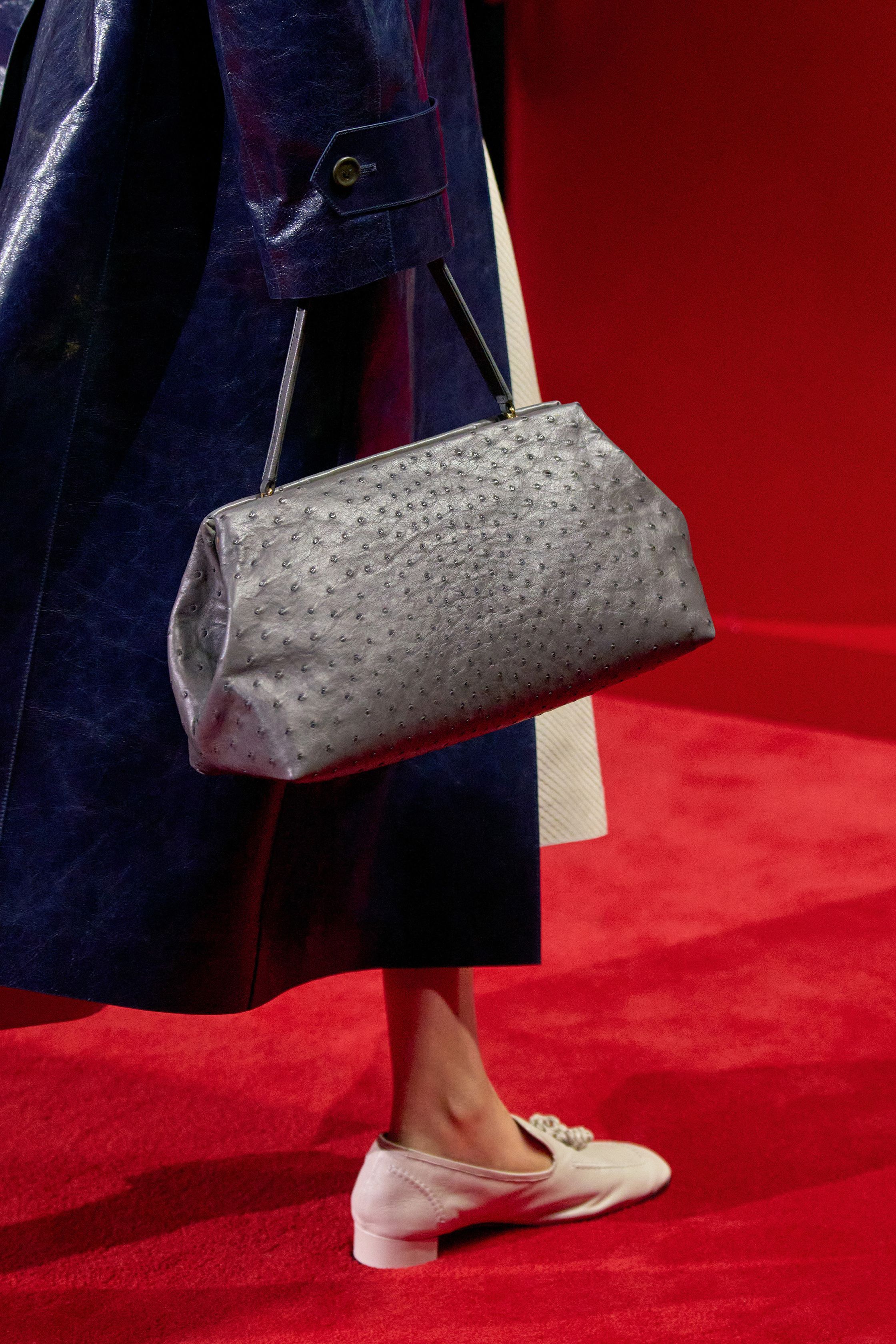 Небрежность во всем и жидкие драгметаллы: Неделя моды осень-зима 2026 в макро- и микротрендах (фото 69)