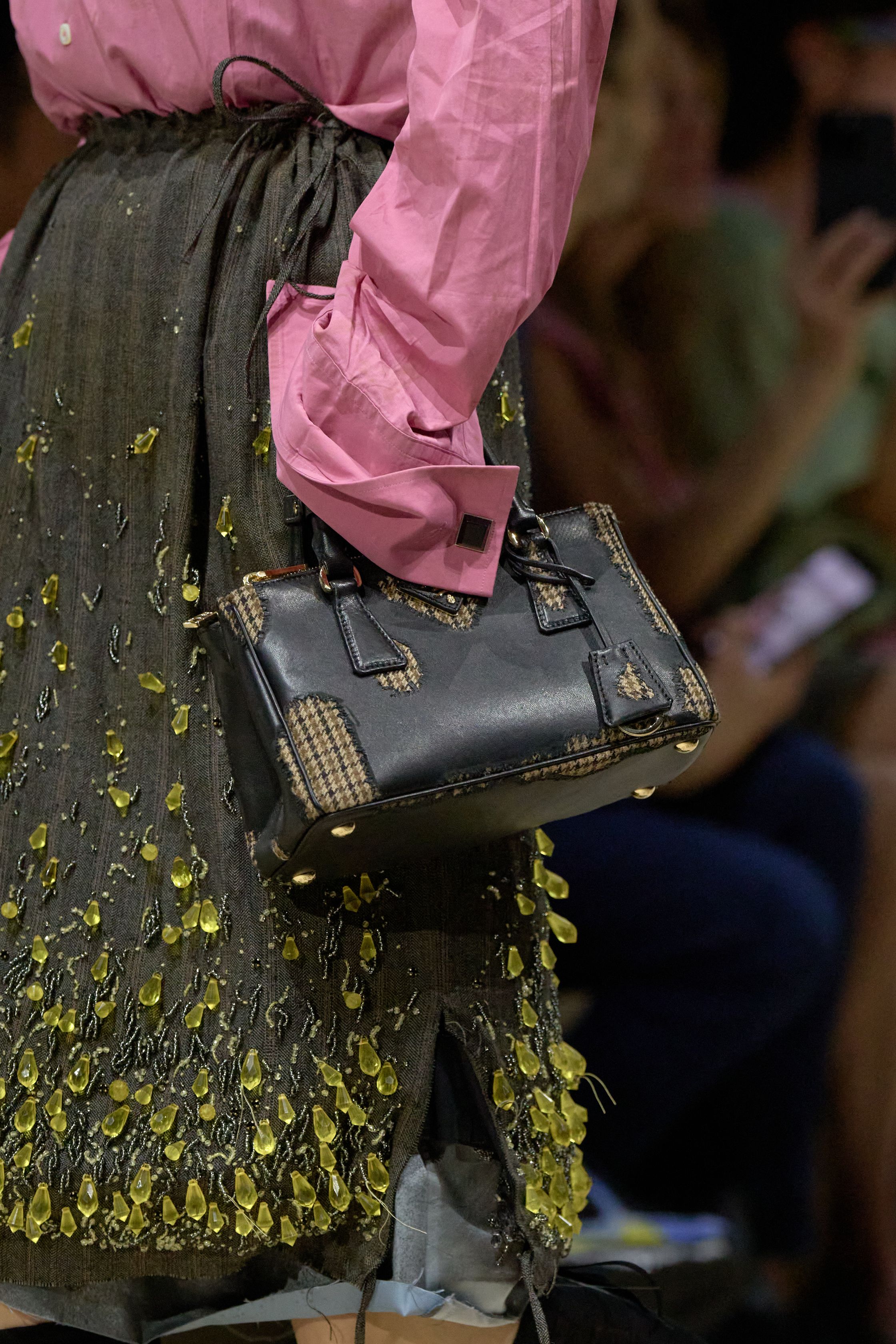Небрежность во всем и жидкие драгметаллы: Неделя моды осень-зима 2026 в макро- и микротрендах (фото 70)
