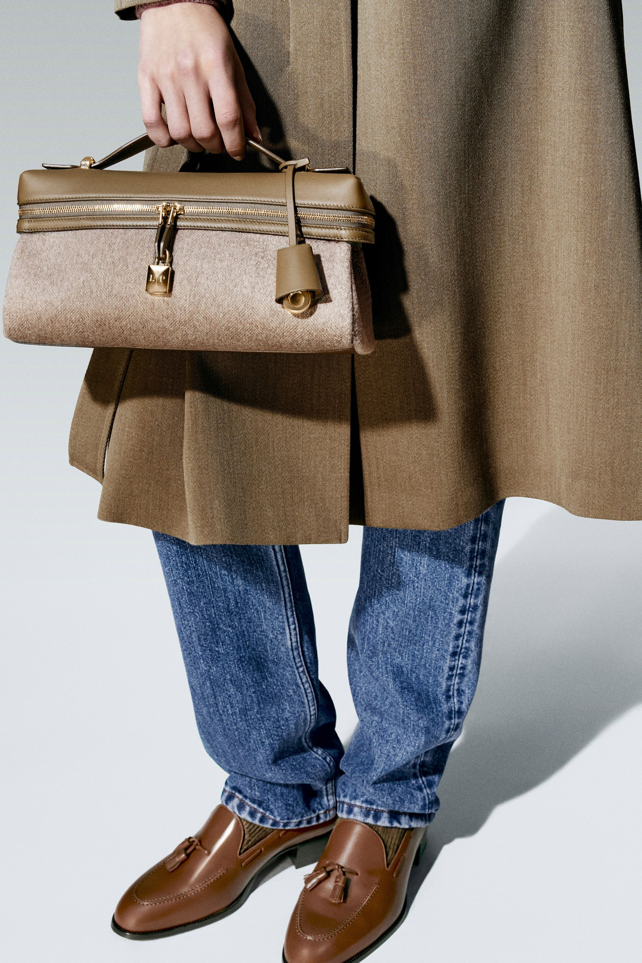 Небрежность во всем и жидкие драгметаллы: Неделя моды осень-зима 2026 в макро- и микротрендах (фото 78)