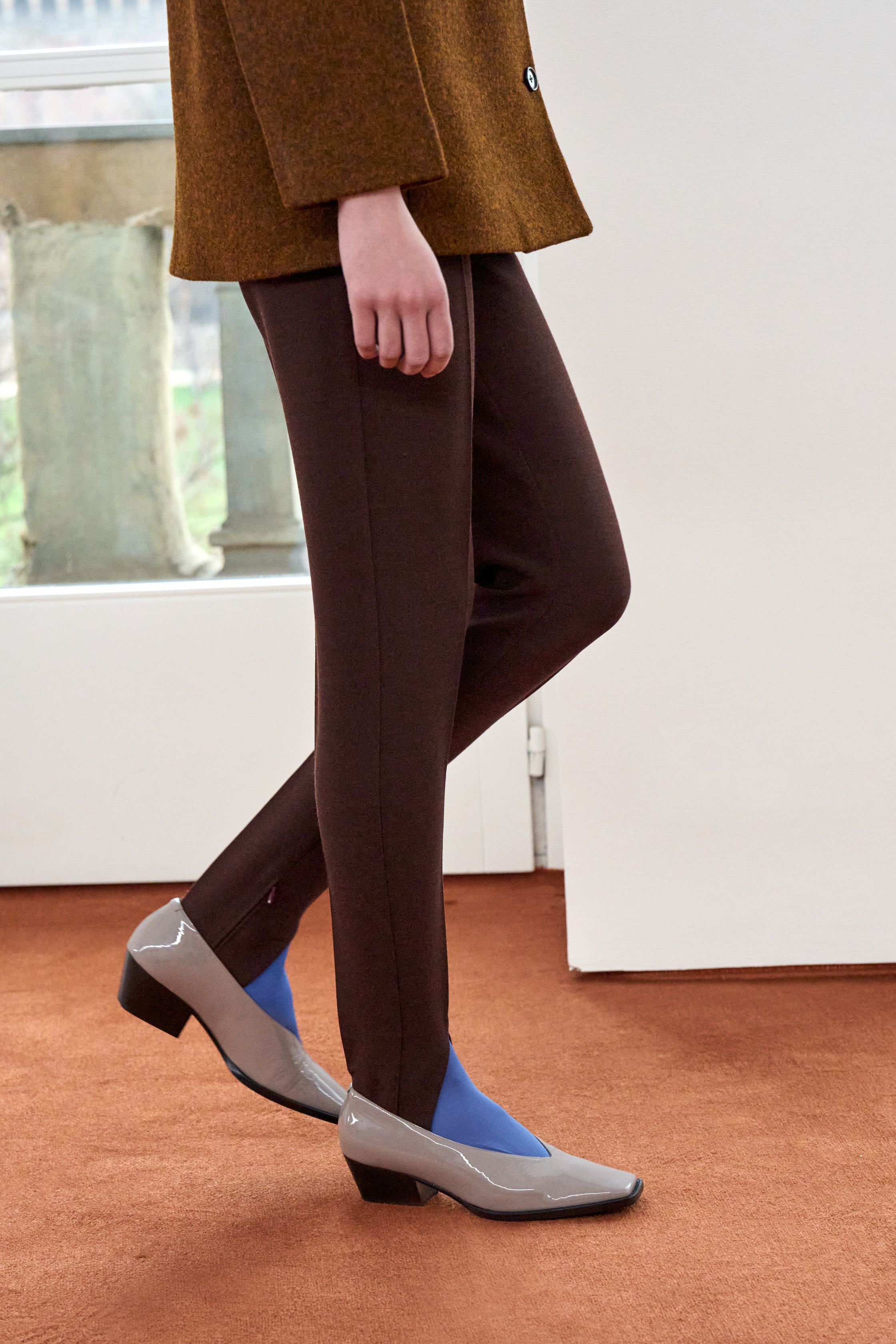 Небрежность во всем и жидкие драгметаллы: Неделя моды осень-зима 2026 в макро- и микротрендах (фото 75)