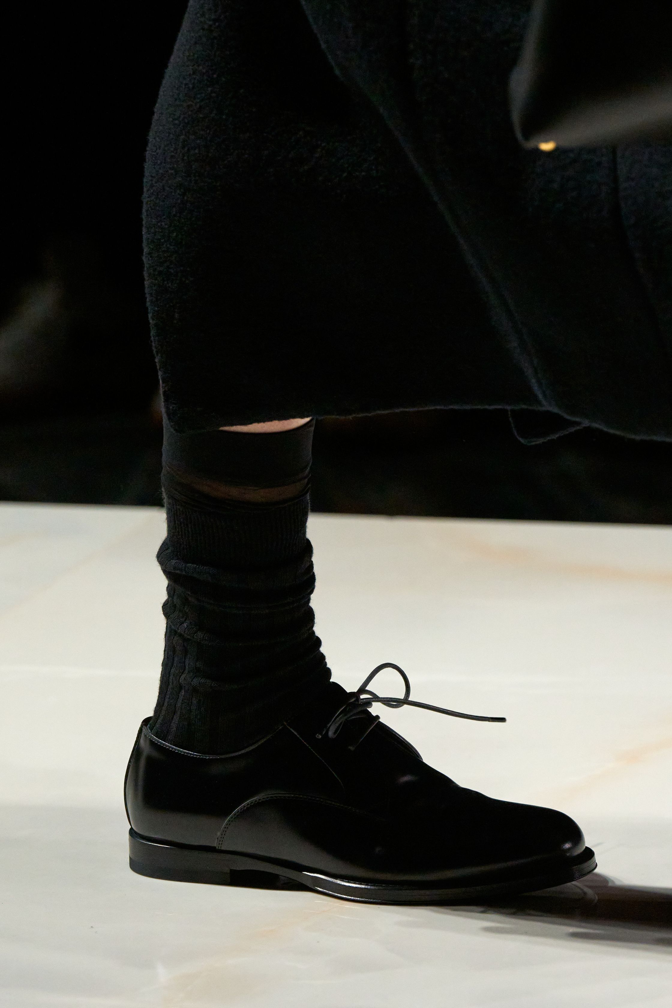 Небрежность во всем и жидкие драгметаллы: Неделя моды осень-зима 2026 в макро- и микротрендах (фото 74)