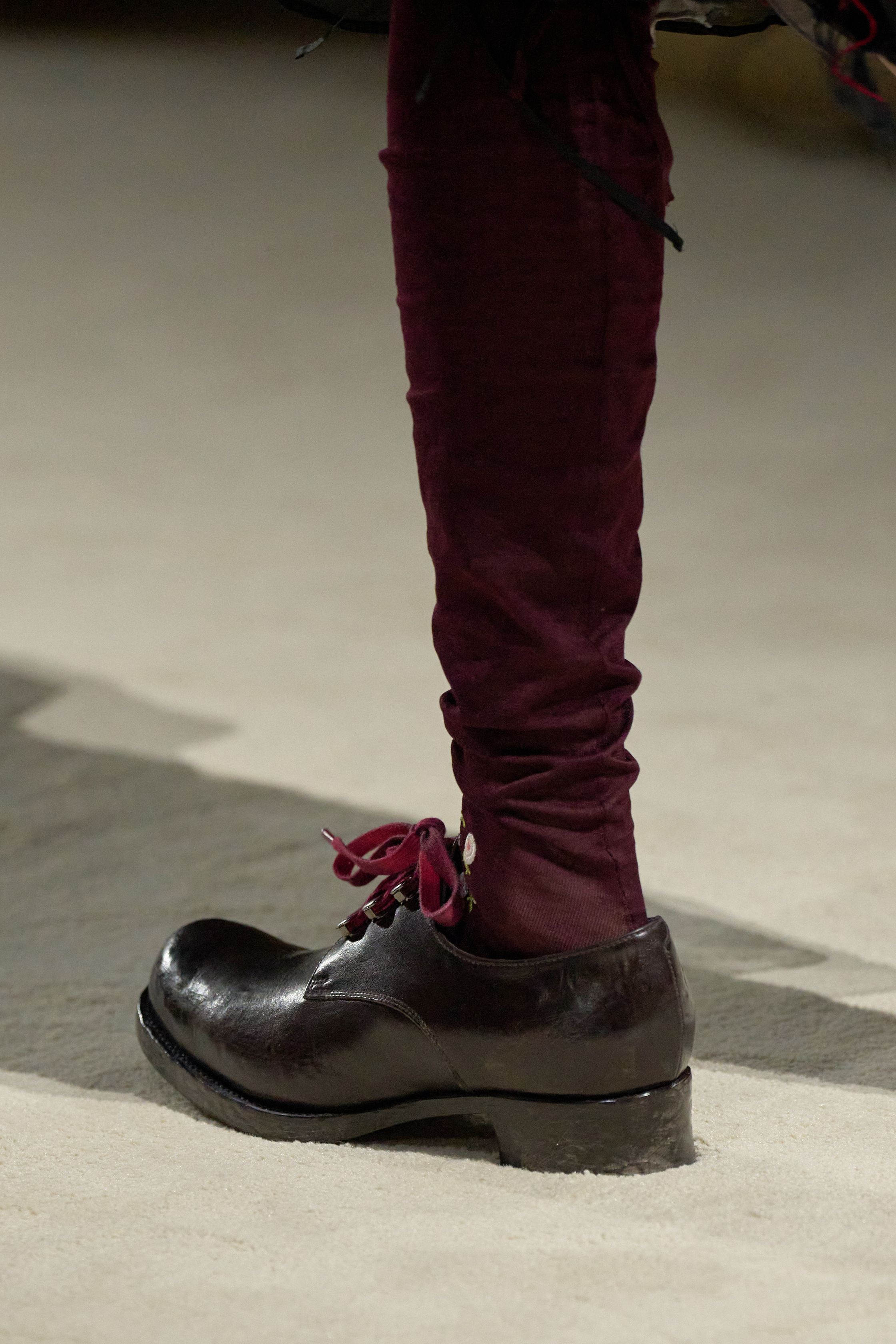 Небрежность во всем и жидкие драгметаллы: Неделя моды осень-зима 2026 в макро- и микротрендах (фото 76)