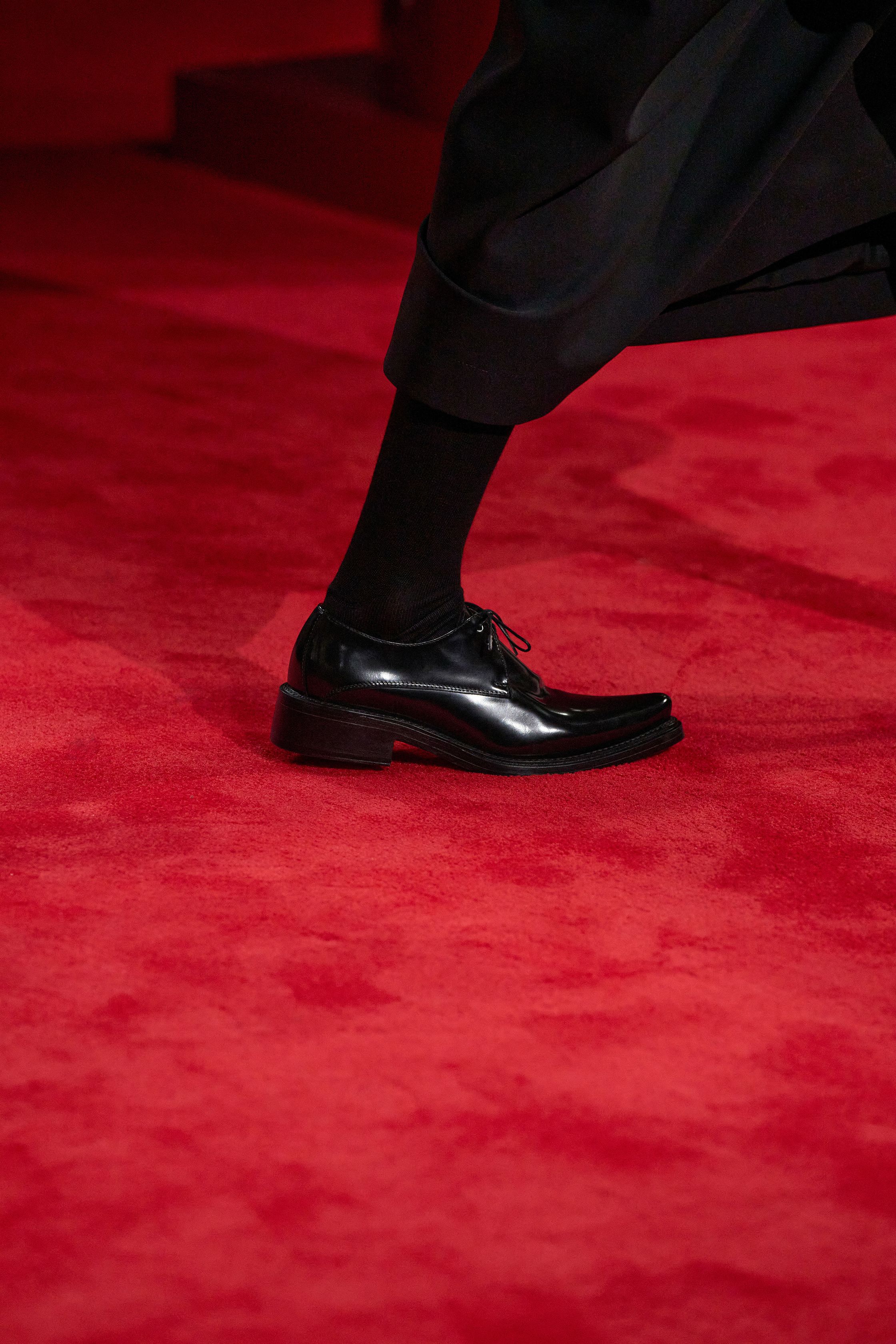 Небрежность во всем и жидкие драгметаллы: Неделя моды осень-зима 2026 в макро- и микротрендах (фото 77)