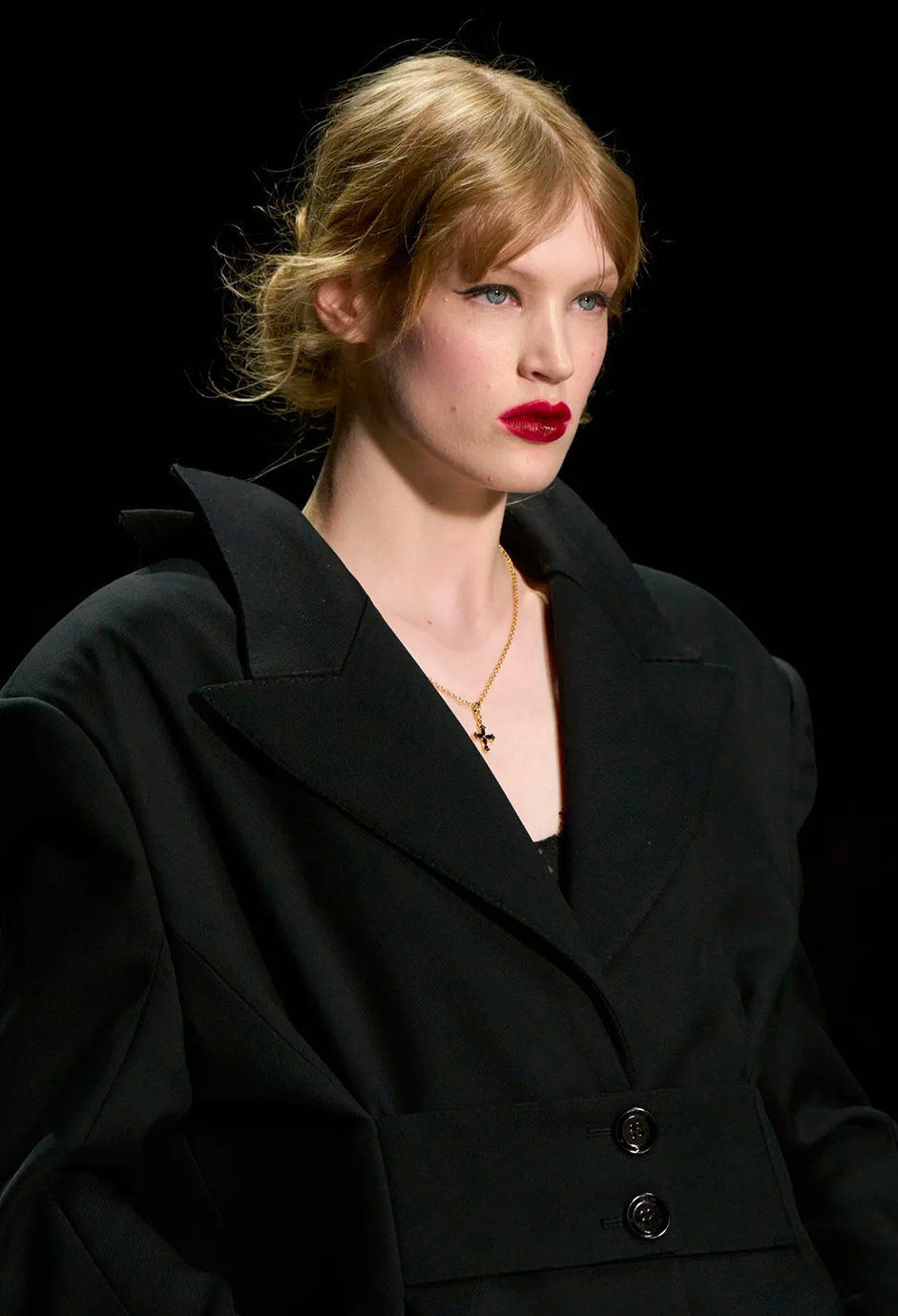 Серебро в макияже и активный румянец: бьюти-тренды Недели моды в Милане сезона осень-зима 2026 (фото 5)