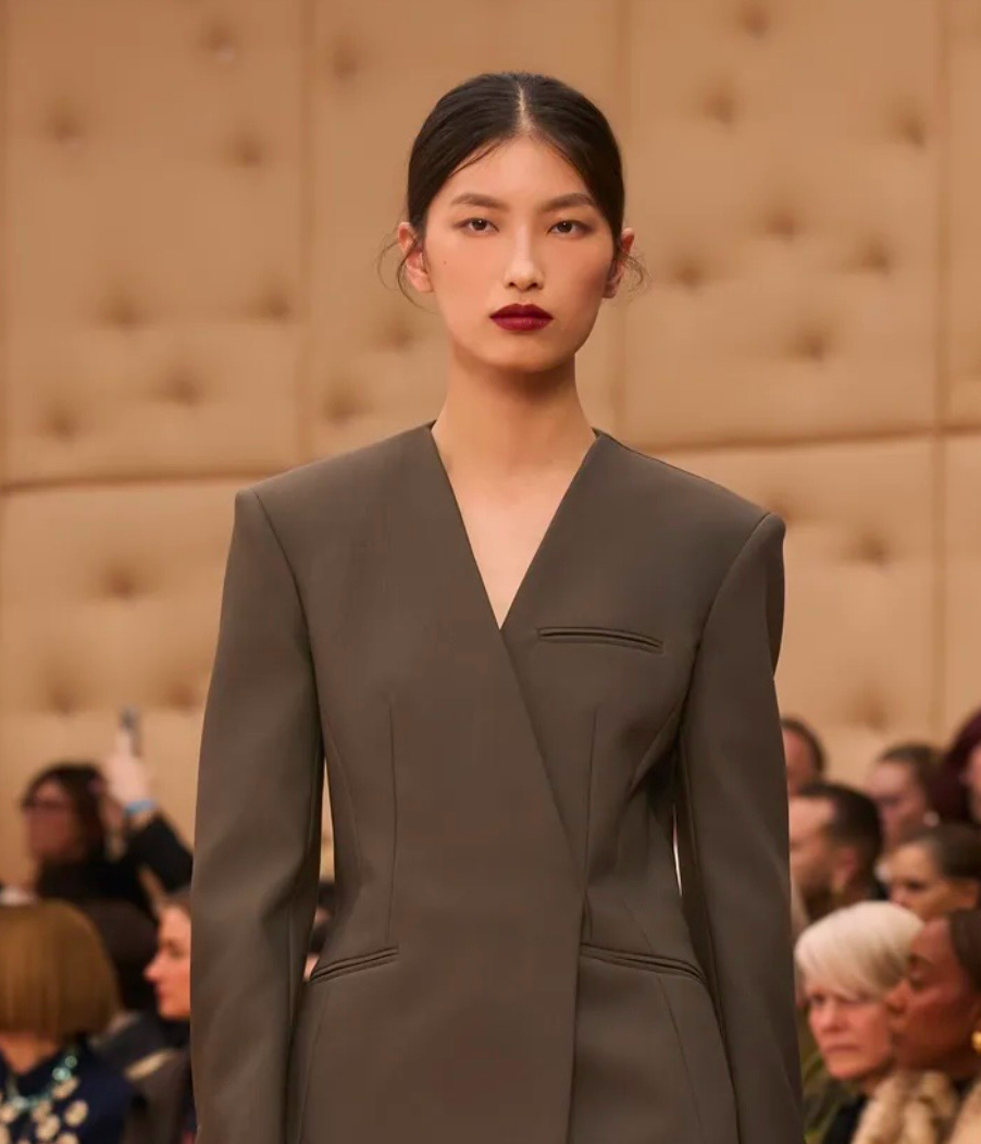 Серебро в макияже и активный румянец: бьюти-тренды Недели моды в Милане сезона осень-зима 2026 (фото 6)