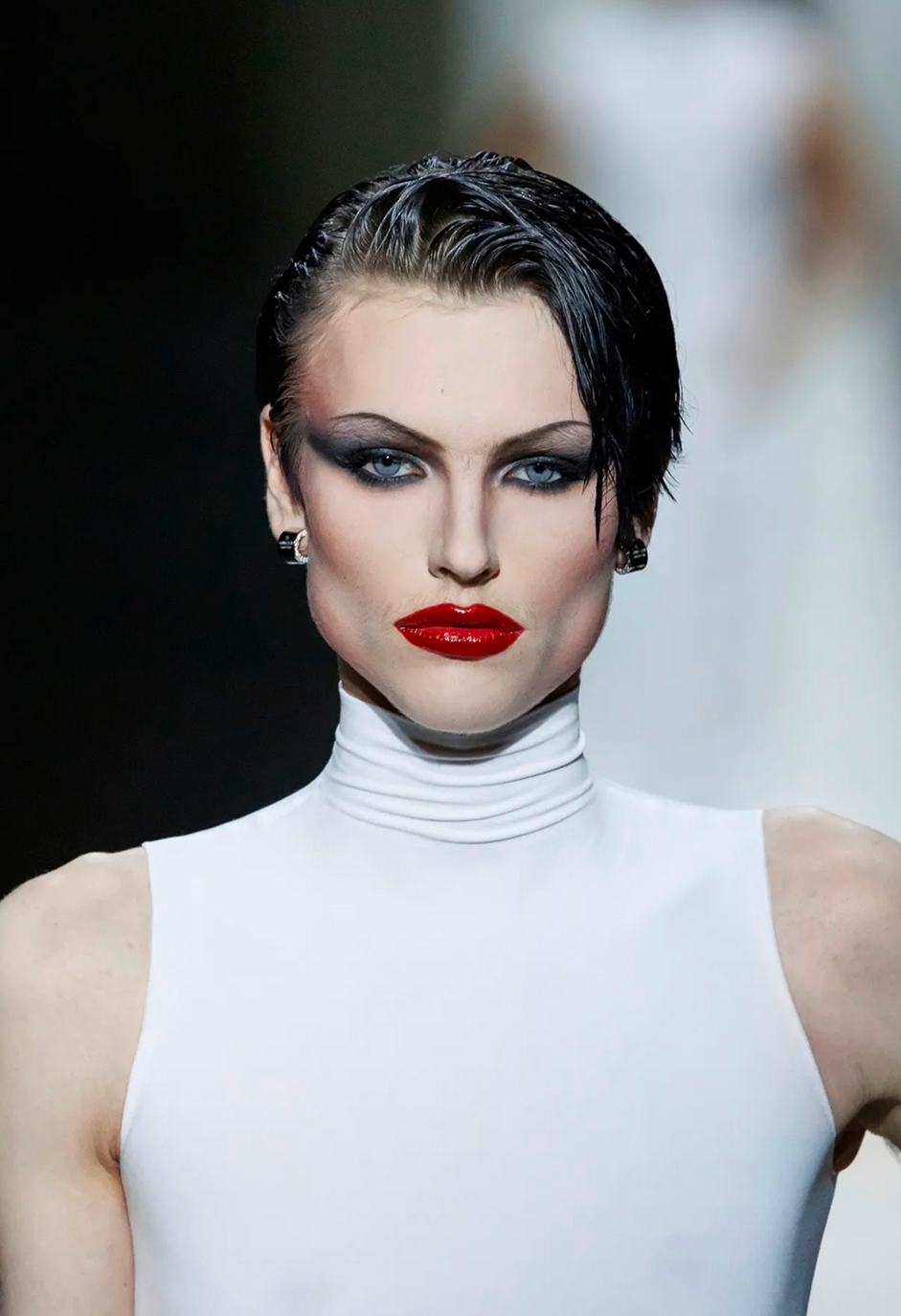 Серебро в макияже и активный румянец: бьюти-тренды Недели моды в Милане сезона осень-зима 2026 (фото 7)