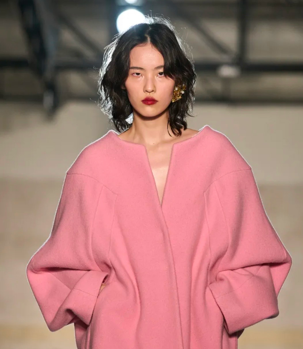 Серебро в макияже и активный румянец: бьюти-тренды Недели моды в Милане сезона осень-зима 2026 (фото 8)