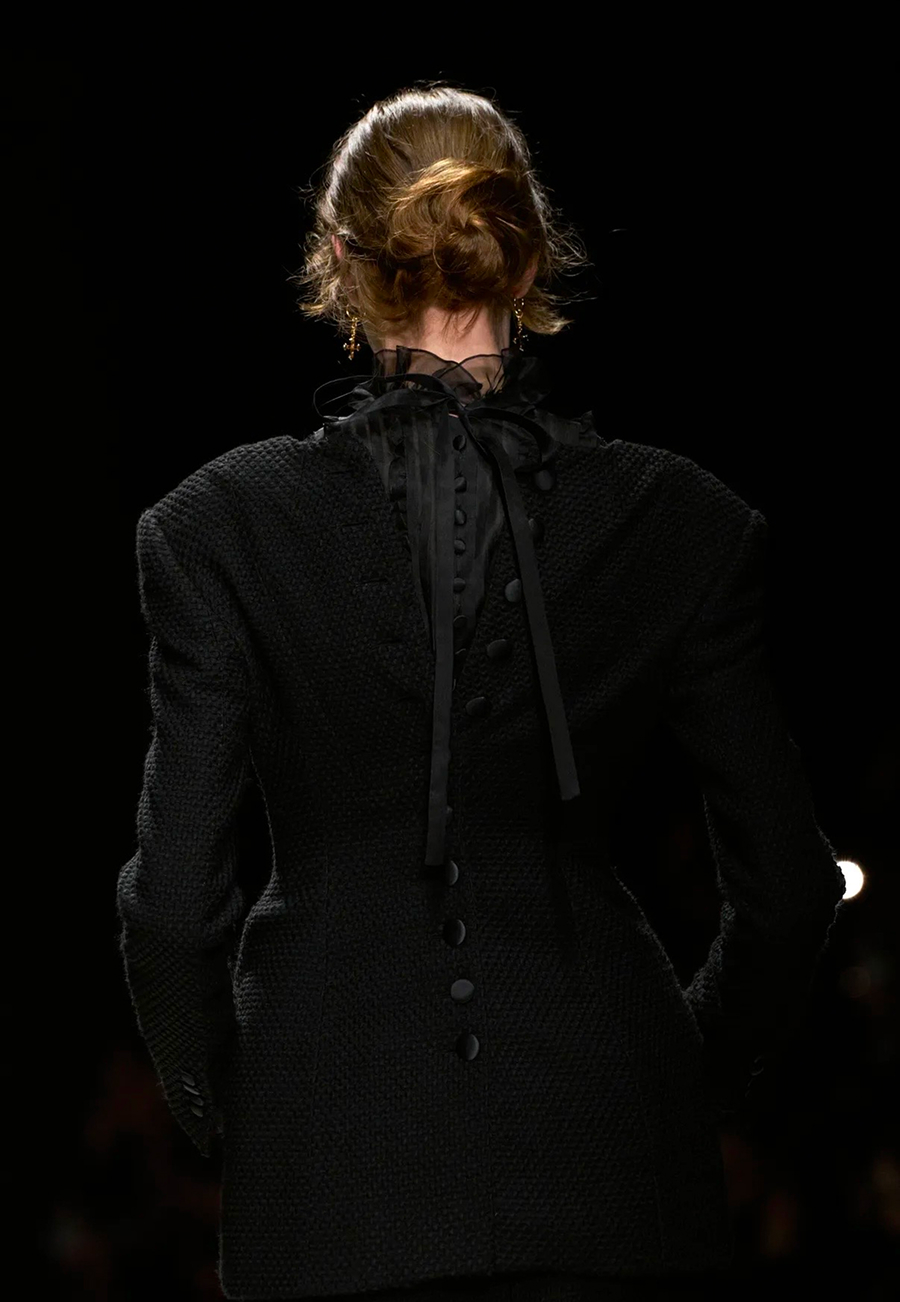 Серебро в макияже и активный румянец: бьюти-тренды Недели моды в Милане сезона осень-зима 2026 (фото 10)