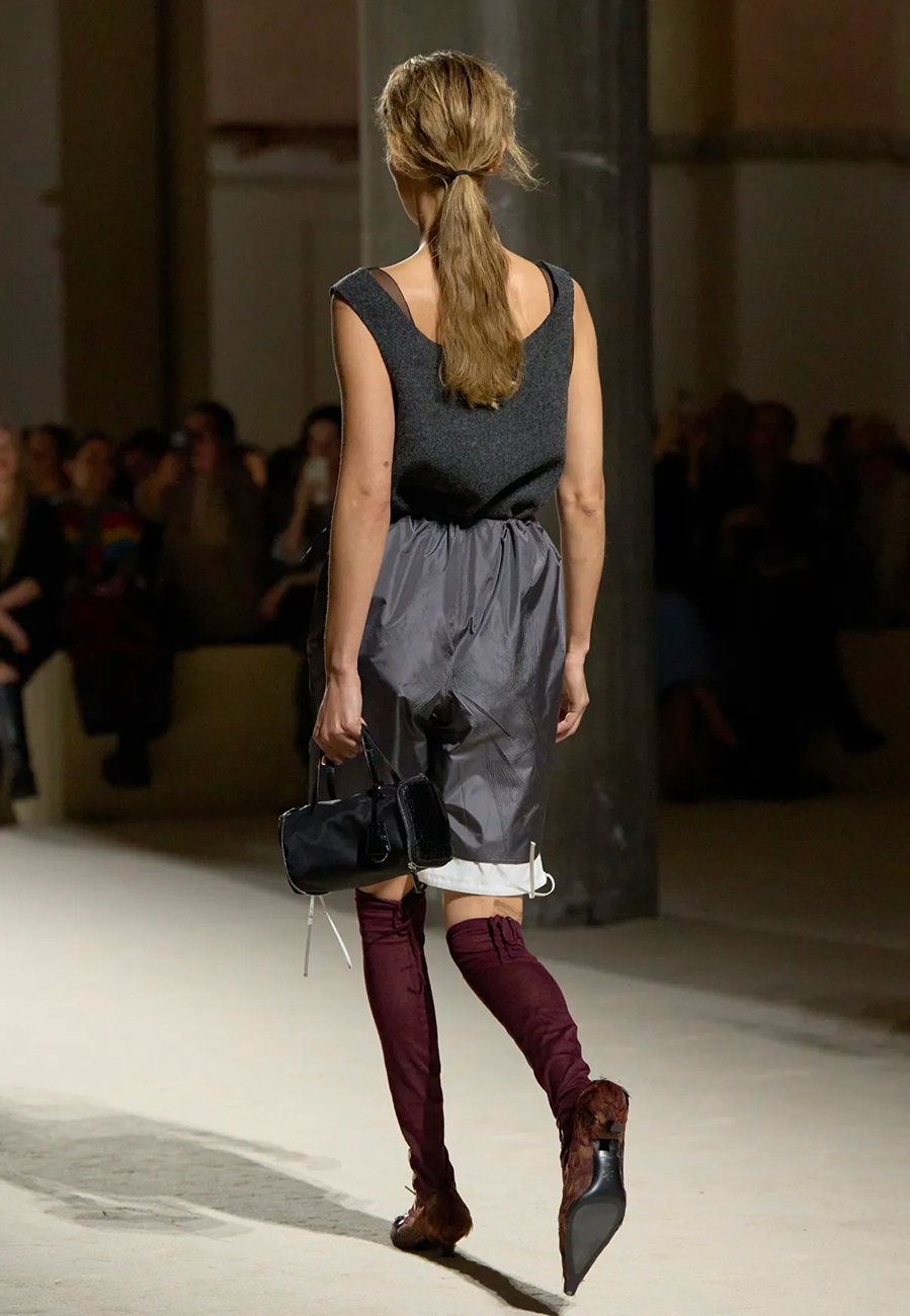 Серебро в макияже и активный румянец: бьюти-тренды Недели моды в Милане сезона осень-зима 2026 (фото 11)