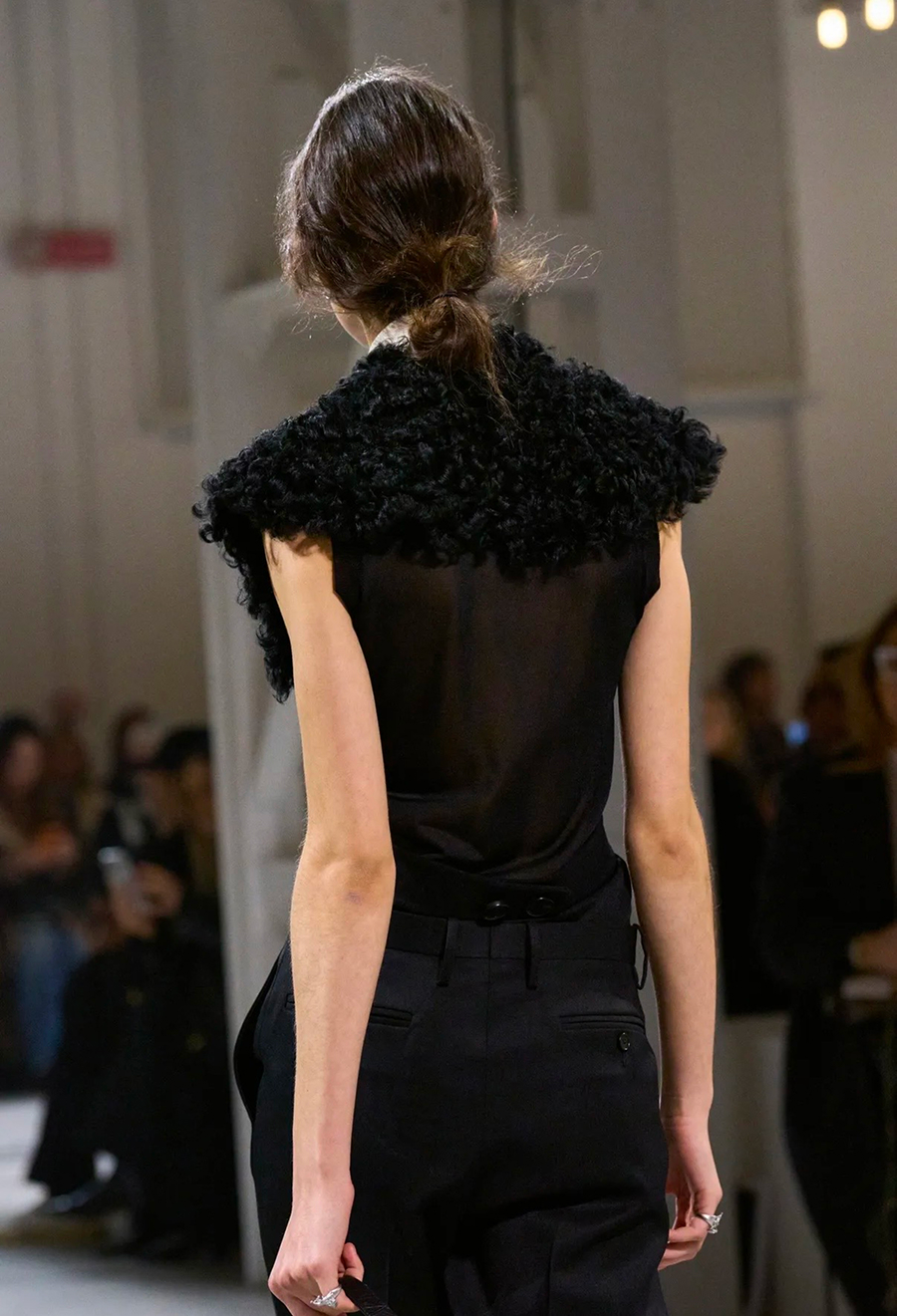 Серебро в макияже и активный румянец: бьюти-тренды Недели моды в Милане сезона осень-зима 2026 (фото 12)