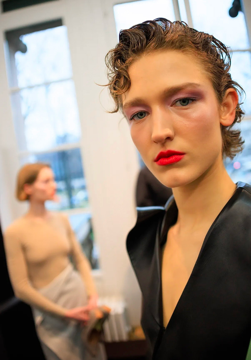 Серебро в макияже и активный румянец: бьюти-тренды Недели моды в Милане сезона осень-зима 2026 (фото 14)