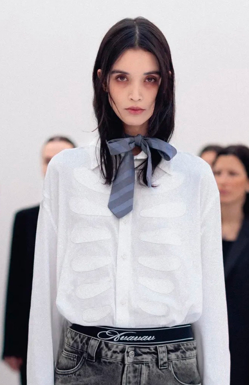 Серебро в макияже и активный румянец: бьюти-тренды Недели моды в Милане сезона осень-зима 2026 (фото 15)