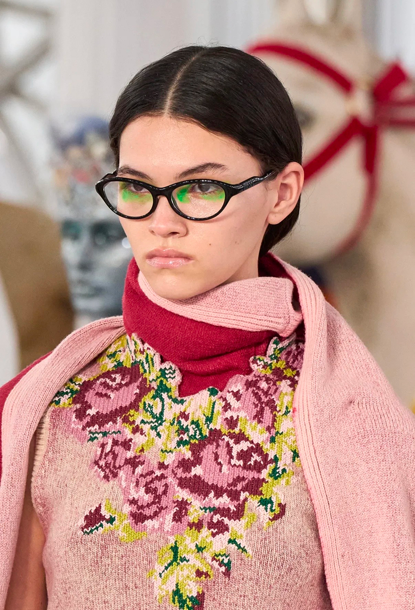 Серебро в макияже и активный румянец: бьюти-тренды Недели моды в Милане сезона осень-зима 2026 (фото 17)