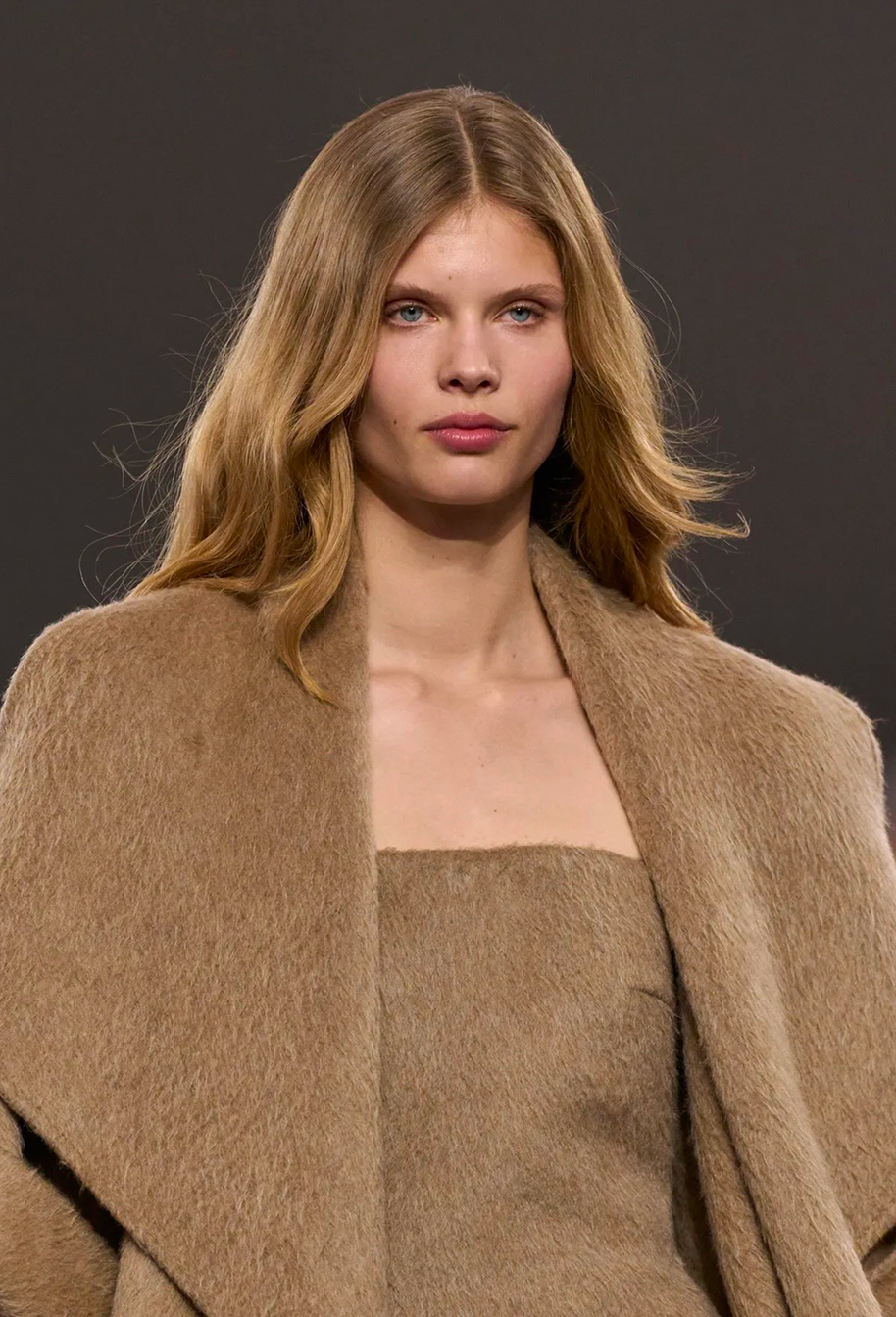 Серебро в макияже и активный румянец: бьюти-тренды Недели моды в Милане сезона осень-зима 2026 (фото 21)