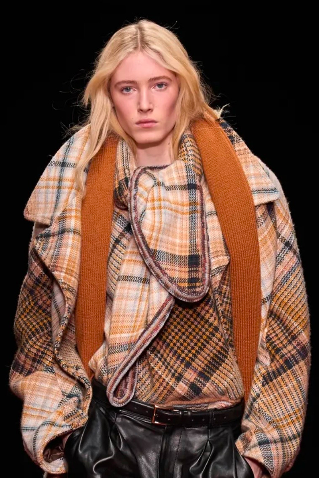 Серебро в макияже и активный румянец: бьюти-тренды Недели моды в Милане сезона осень-зима 2026 (фото 22)