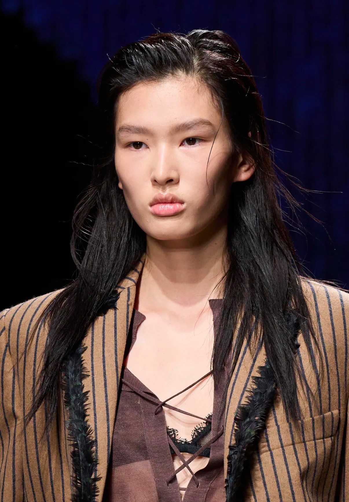 Серебро в макияже и активный румянец: бьюти-тренды Недели моды в Милане сезона осень-зима 2026 (фото 26)