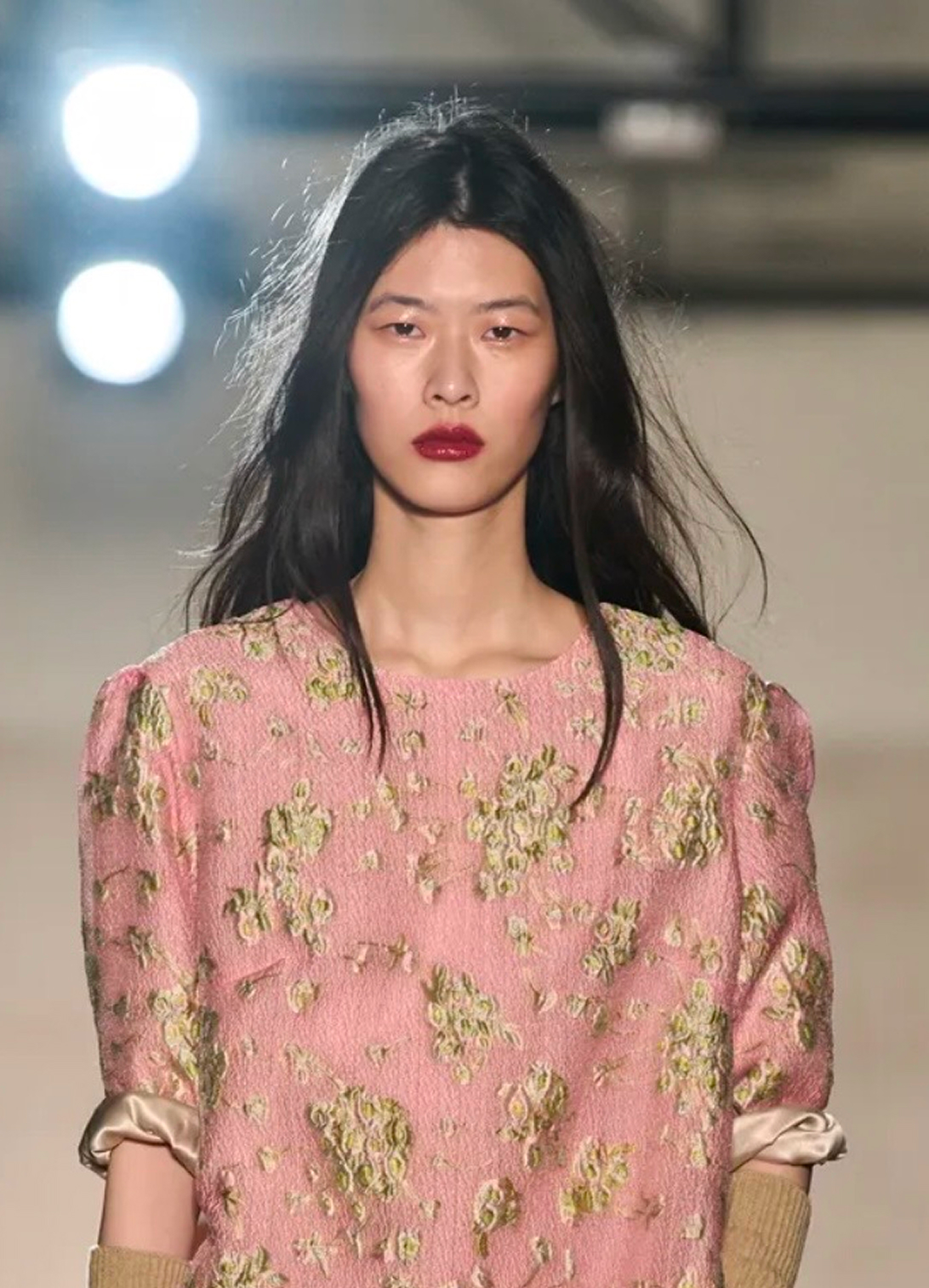 Серебро в макияже и активный румянец: бьюти-тренды Недели моды в Милане сезона осень-зима 2026 (фото 23)