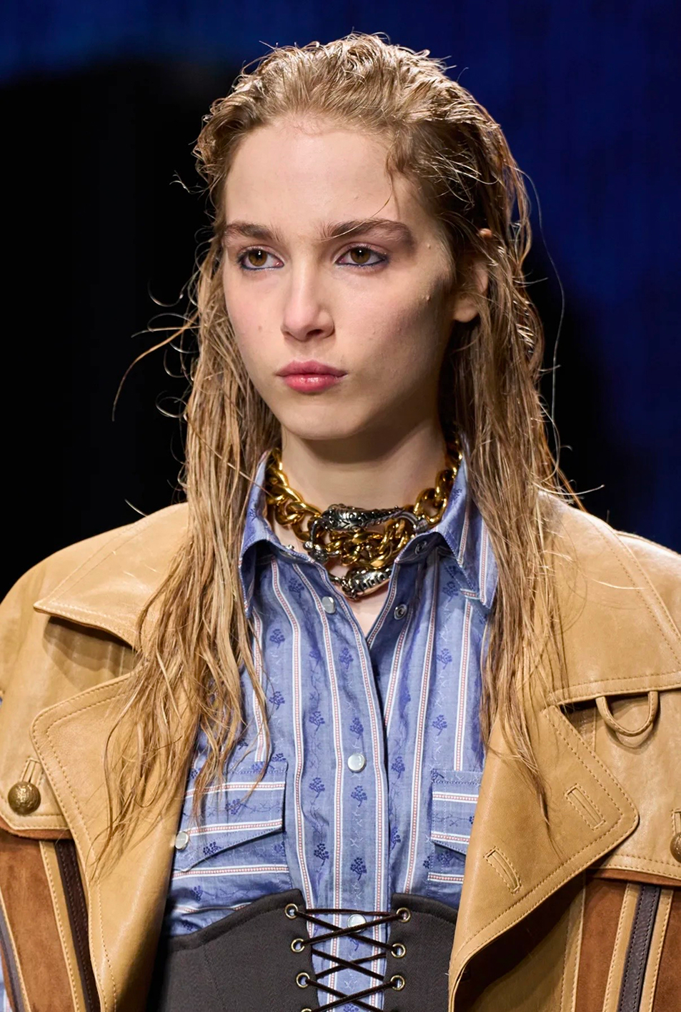 Серебро в макияже и активный румянец: бьюти-тренды Недели моды в Милане сезона осень-зима 2026 (фото 31)