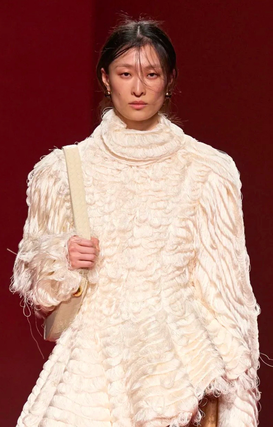 Серебро в макияже и активный румянец: бьюти-тренды Недели моды в Милане сезона осень-зима 2026 (фото 33)