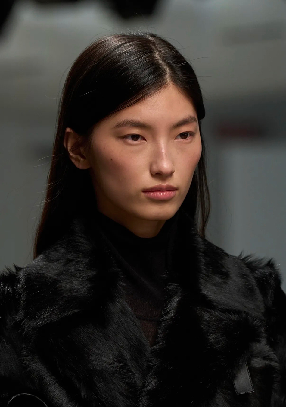 Серебро в макияже и активный румянец: бьюти-тренды Недели моды в Милане сезона осень-зима 2026 (фото 35)