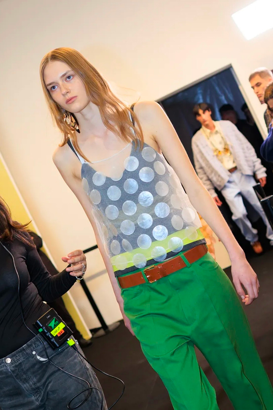 Серебро в макияже и активный румянец: бьюти-тренды Недели моды в Милане сезона осень-зима 2026 (фото 36)