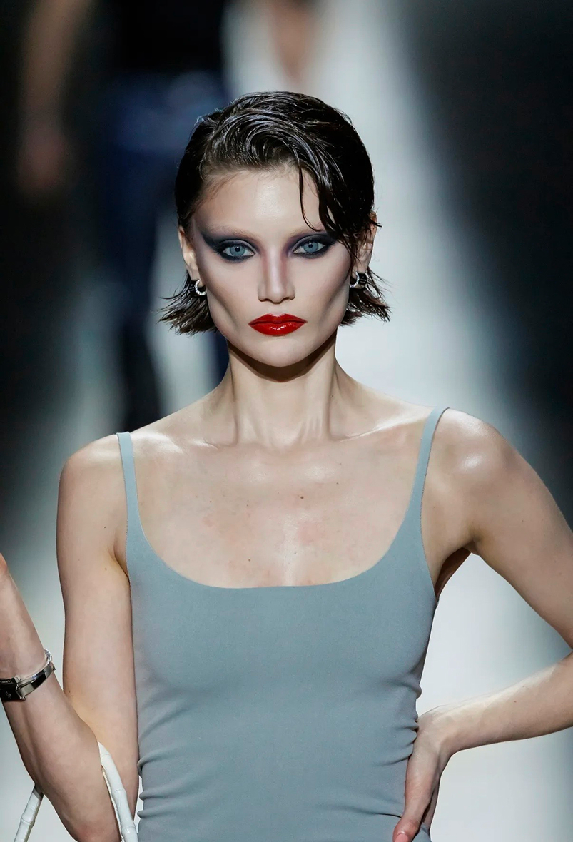 Серебро в макияже и активный румянец: бьюти-тренды Недели моды в Милане сезона осень-зима 2026 (фото 38)