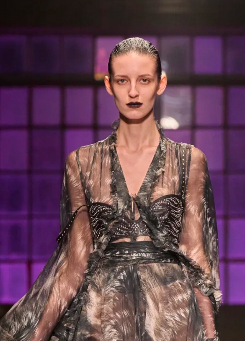 Серебро в макияже и активный румянец: бьюти-тренды Недели моды в Милане сезона осень-зима 2026 (фото 40)