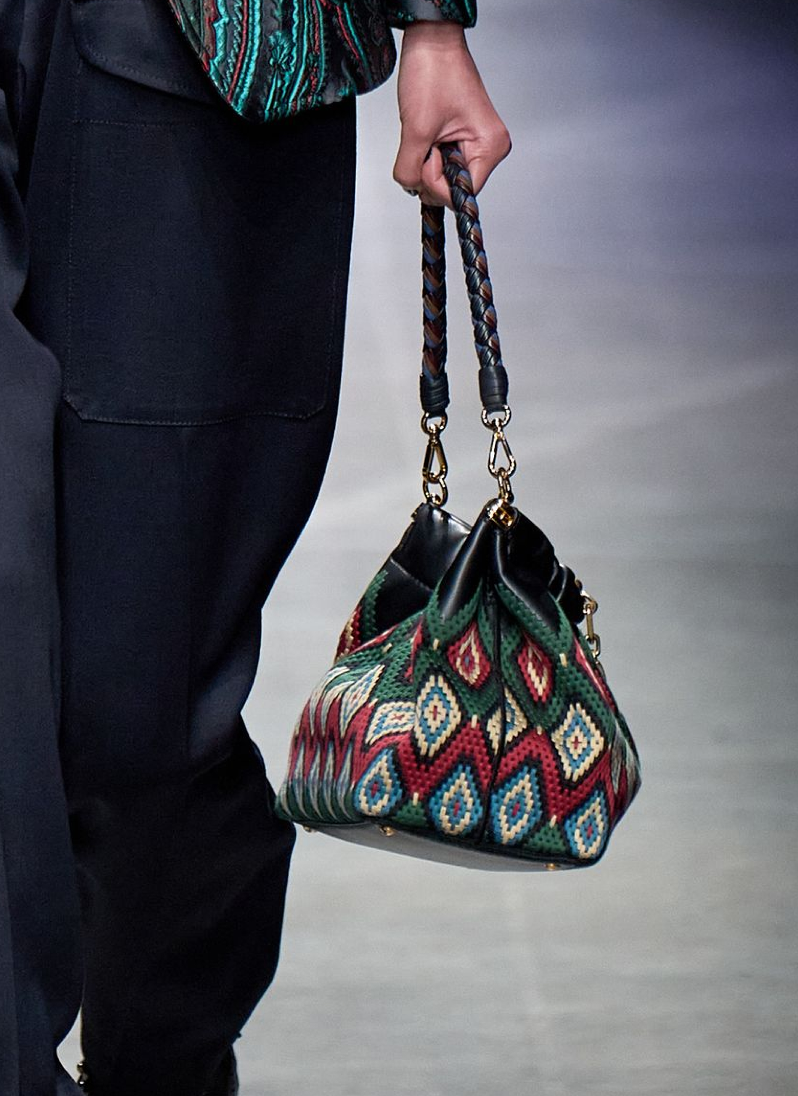 Небрежность во всем и жидкие драгметаллы: Неделя моды осень-зима 2026 в макро- и микротрендах (фото 68)